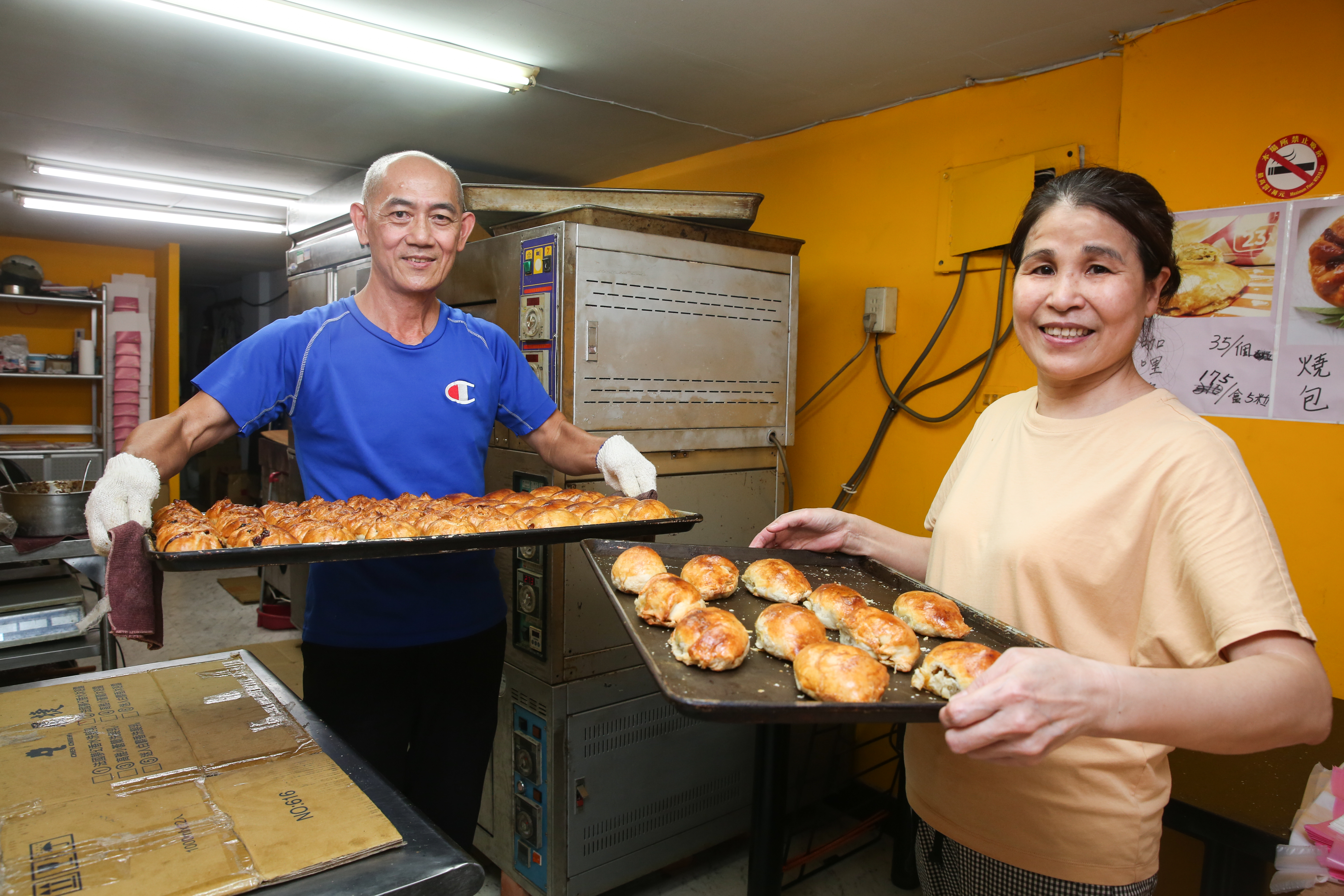 馬來西亞華僑徐宗清（左）與太太張淑卿（右），在北市松山車站旁巷弄創立燒包專賣店，第三度創業終於嚐到爆紅滋味。