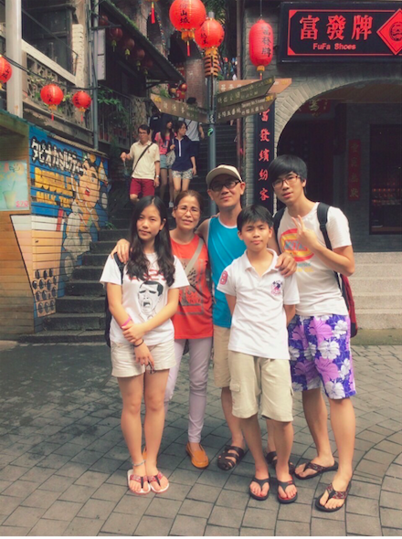 徐宗清（左3）與太太張淑卿（左2）育有2子1女。（徐宗清提供）