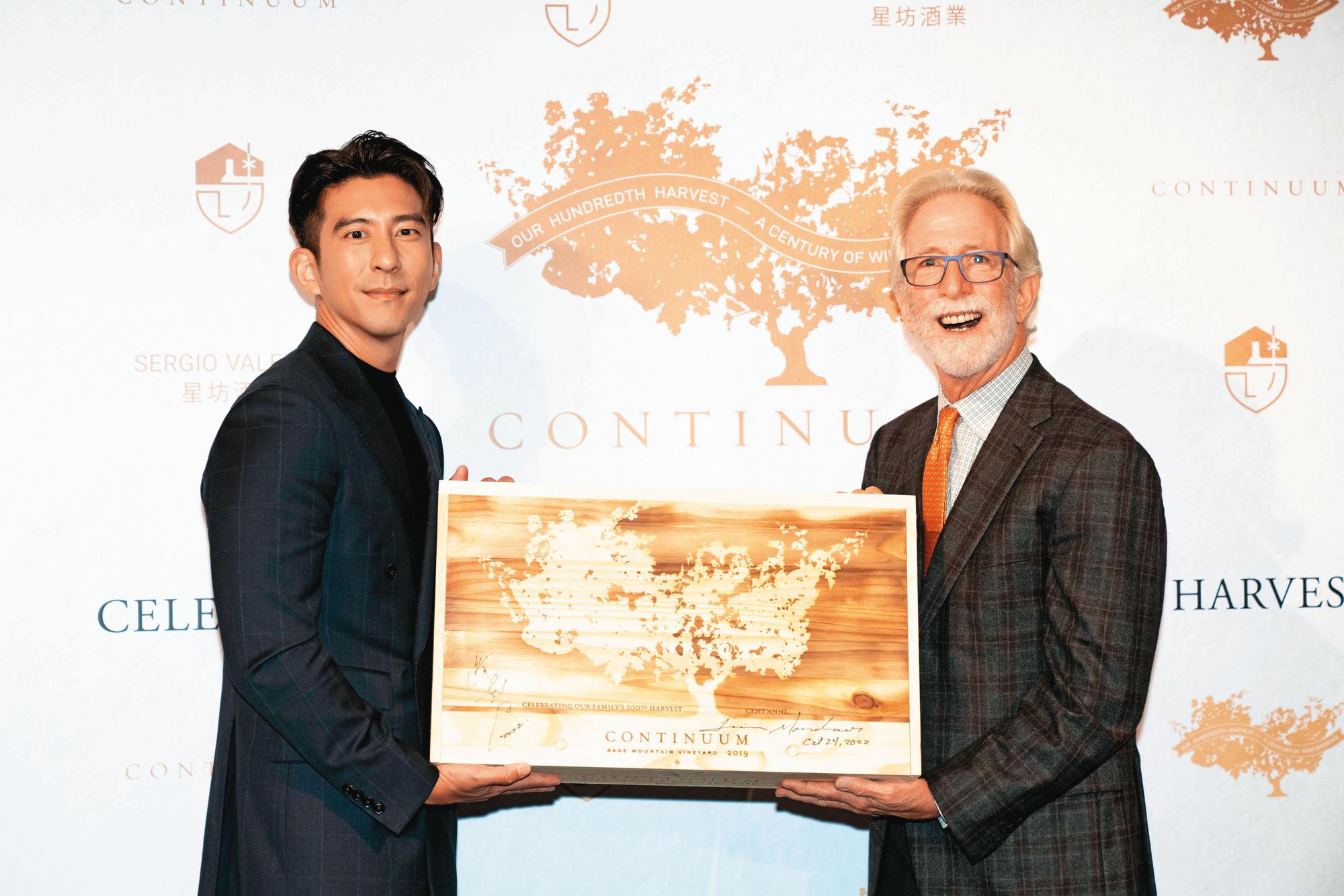 因愛喝愛買Continuum心傳葡萄酒，而成為酒莊代言人的藝人修杰楷（左）與莊主Tim Mondavi（右）在晶華酒店合影。
