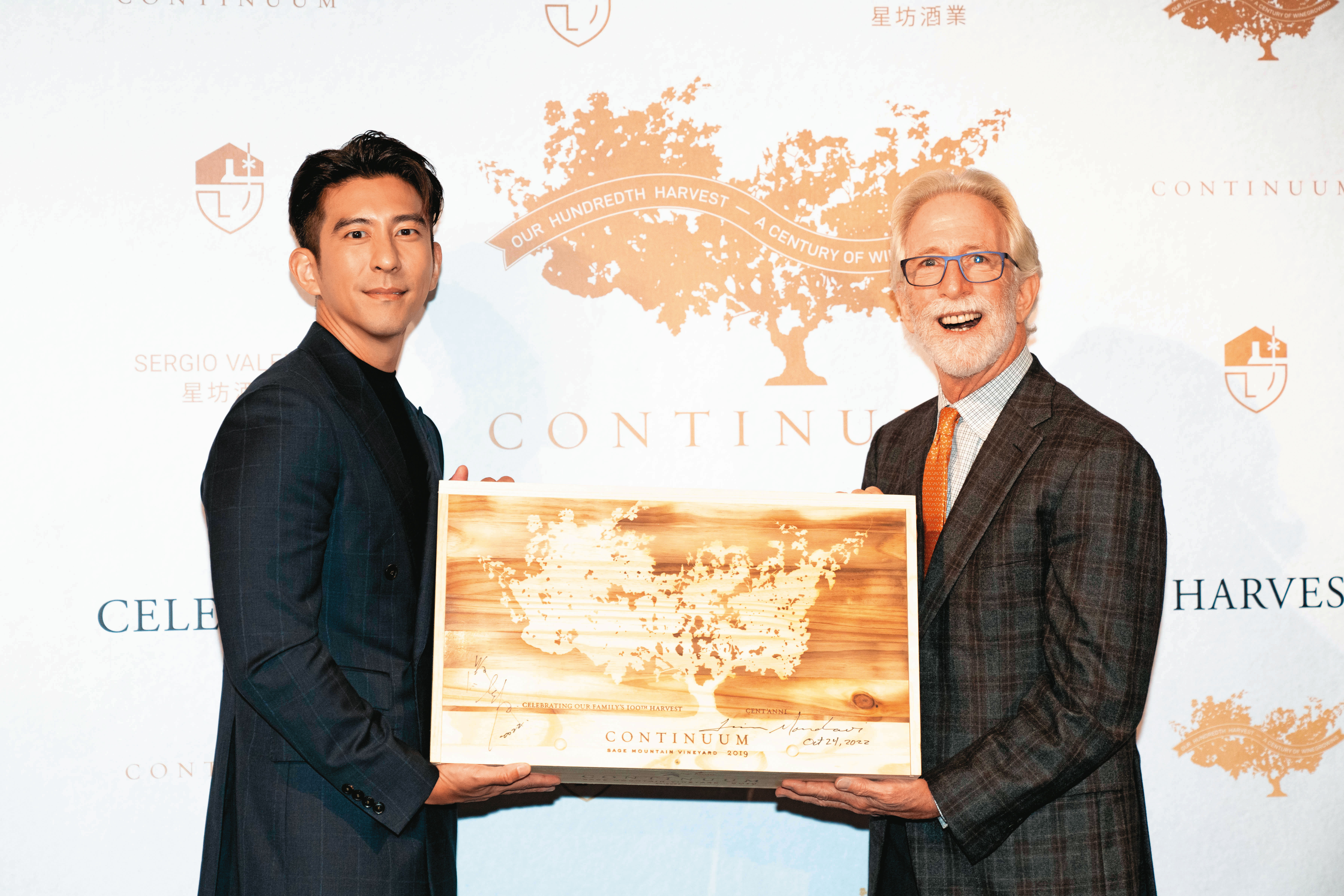 因愛喝愛買Continuum心傳葡萄酒，而成為酒莊代言人的藝人修杰楷（左）與莊主Tim Mondavi（右）在晶華酒店合影。