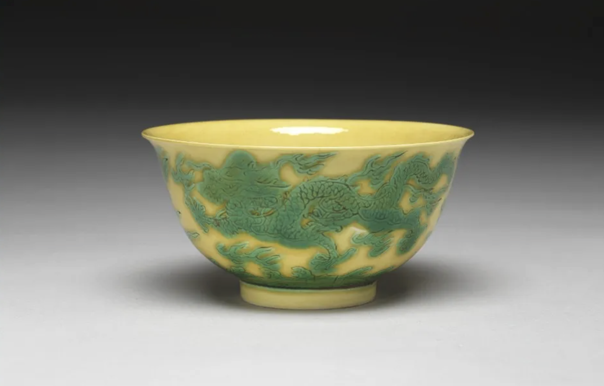 「明 弘治款 嬌黃綠彩雙龍小碗」正在修復。（故宮提供）
