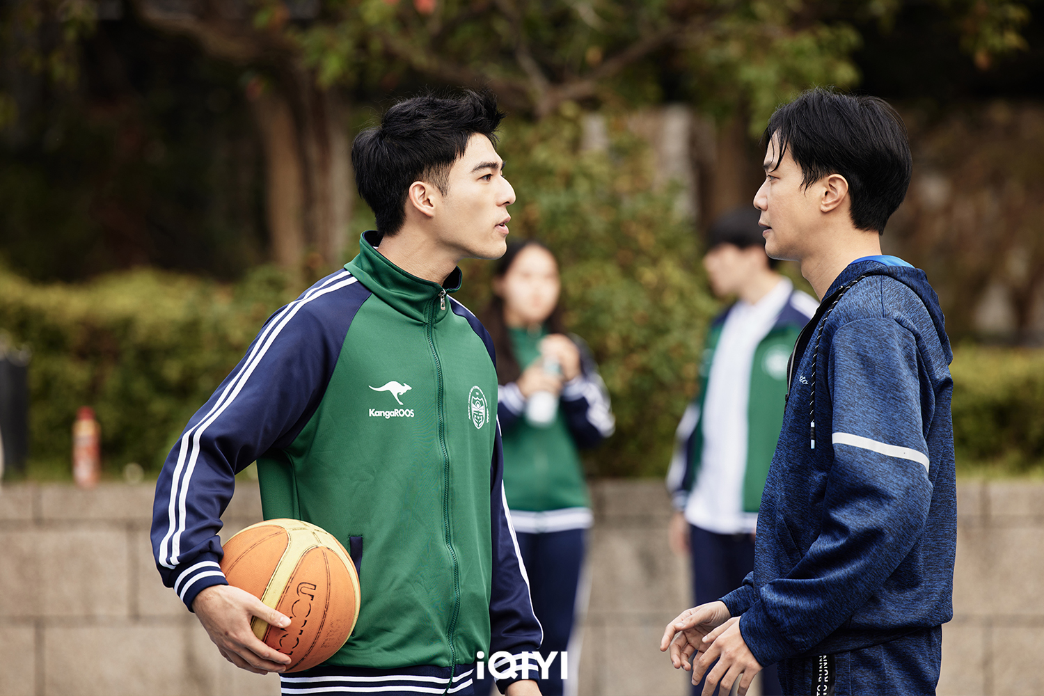 《第9節課》陳昊森劇中吃醋薛仕凌接近許瑋甯，在學校大打出手。（愛奇藝提供）