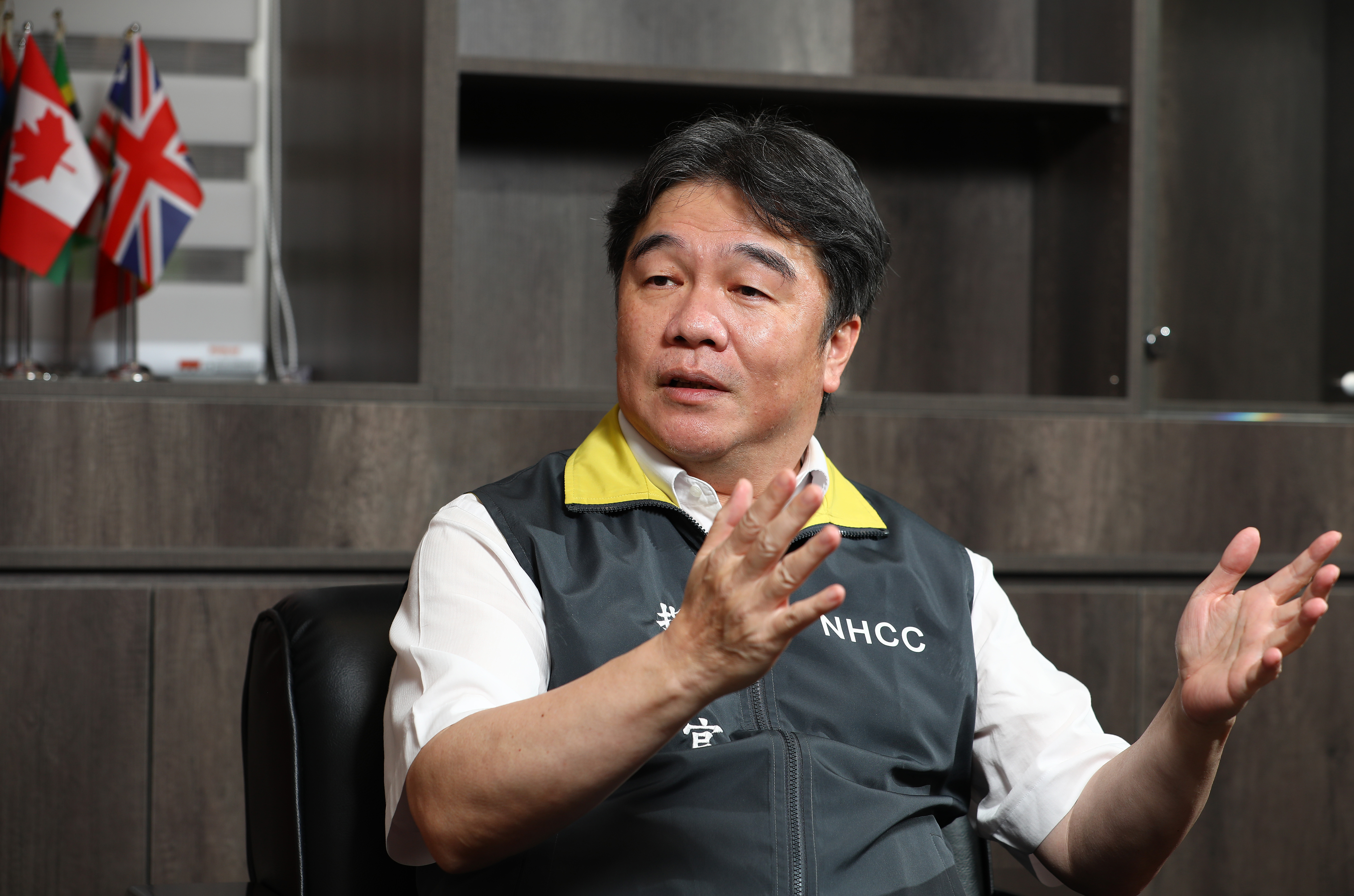 王必勝在記者會澄清關於高端保護效益審查的5點質疑。