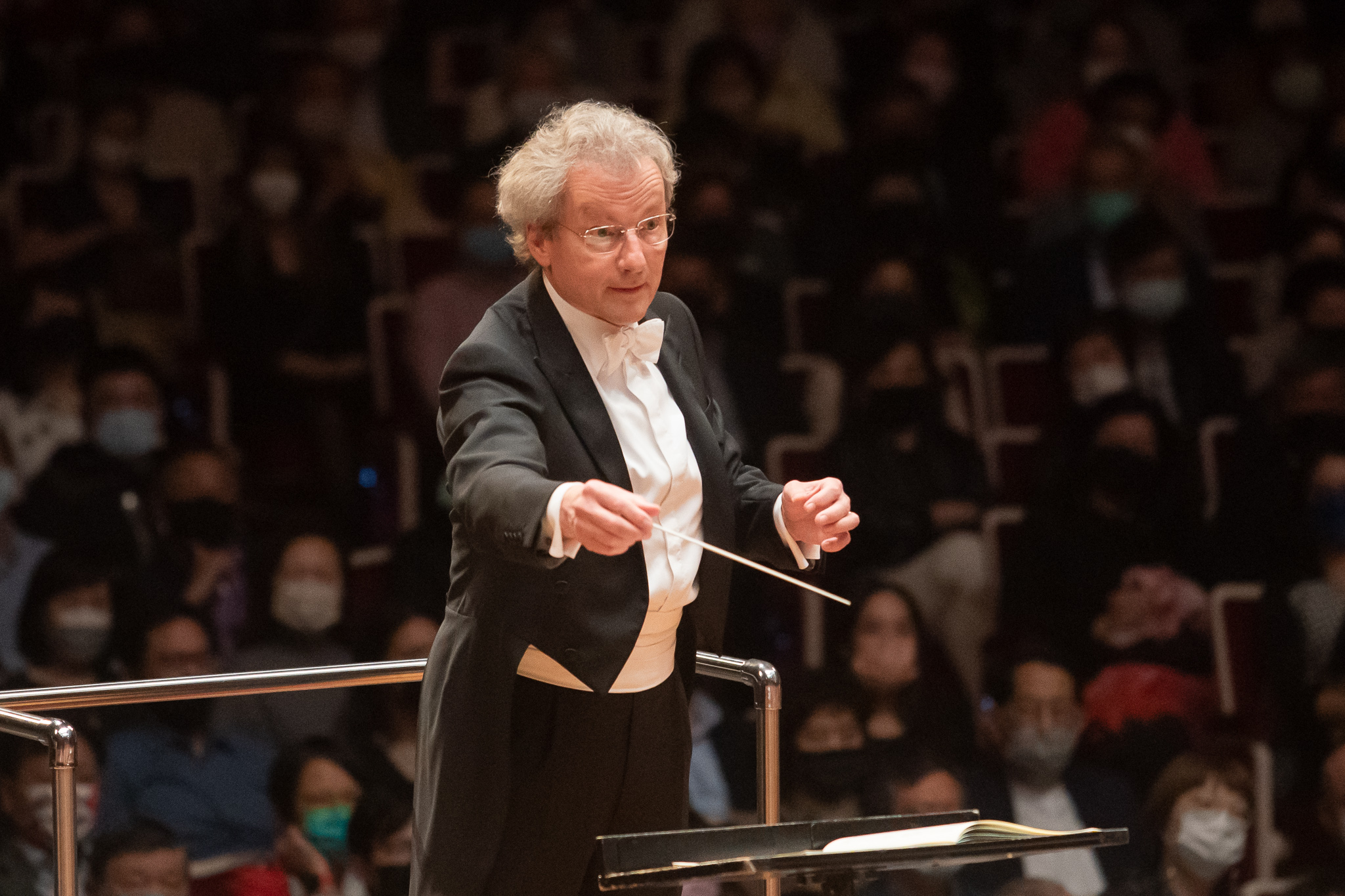 指揮大師魏瑟-莫斯特與維也納愛樂以布拉姆斯《大學慶典》序曲揭開演出序幕。（牛耳藝術提供）