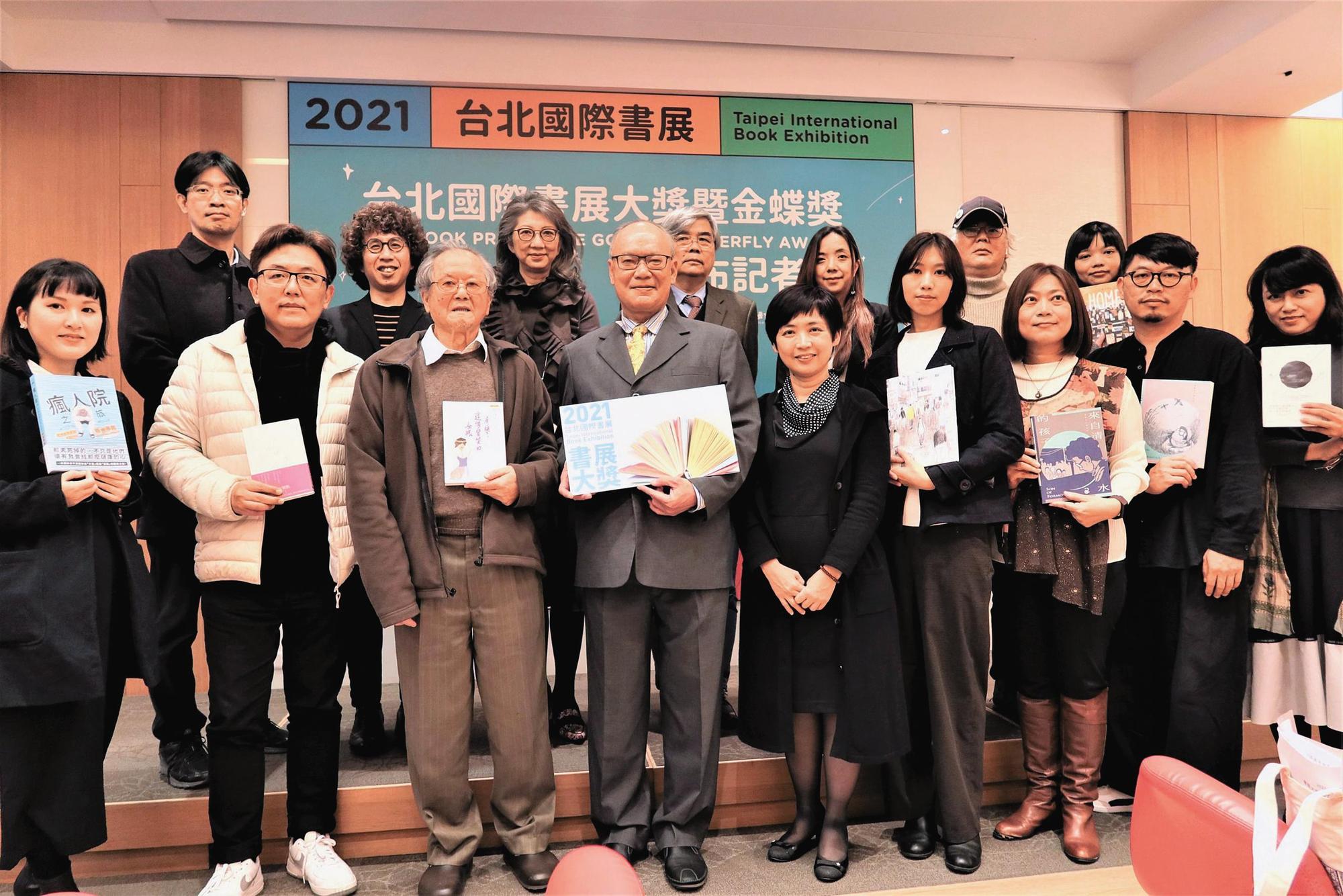 Pam Pam（前排左一）與陳沛珛（前排右四）分別以《瘋人院之旅》及《暫時先這樣》，獲2021年台北國際書展大獎「小說類」及「非小說類」首獎。（翻攝自台北書展基金會臉書）