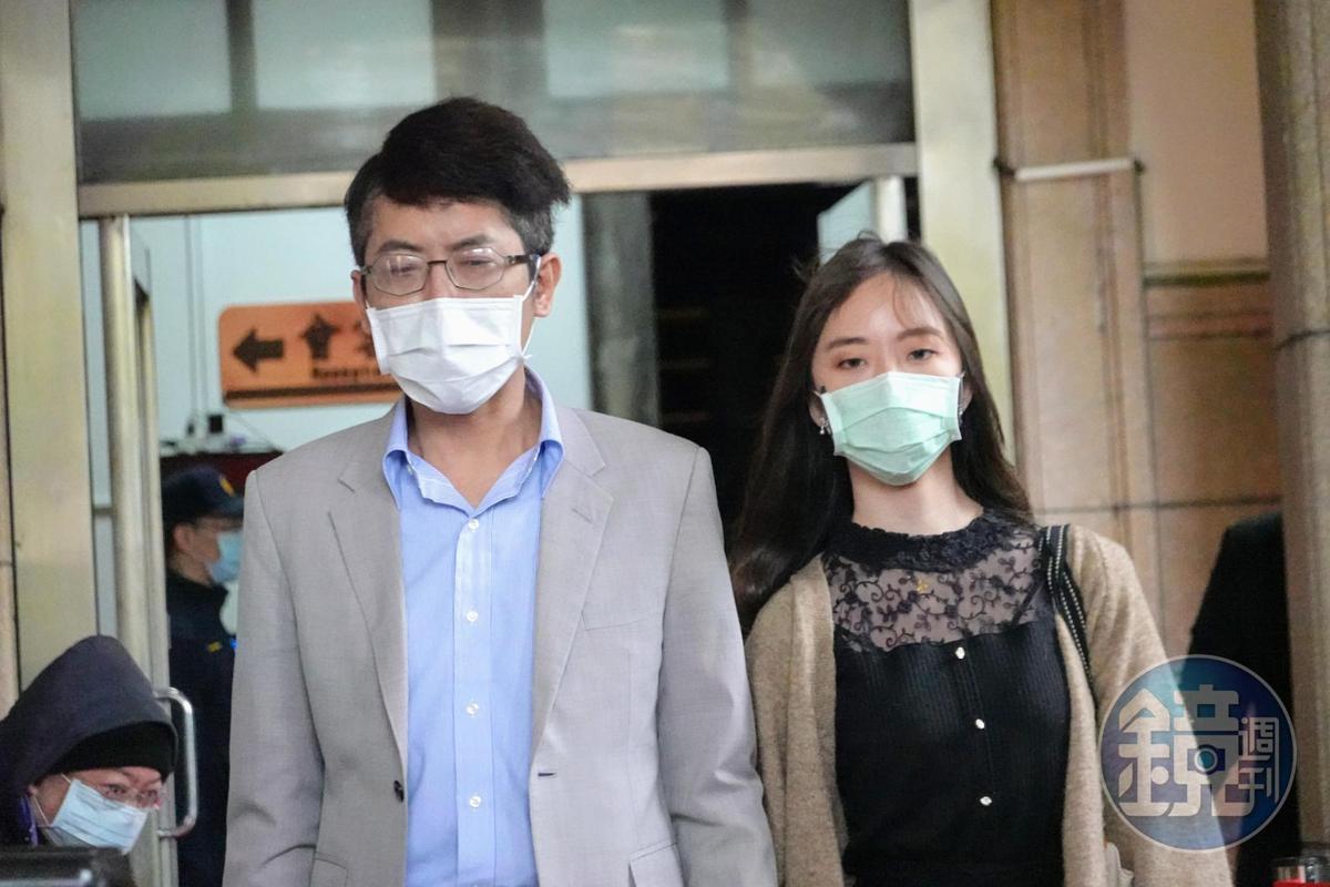 懲戒法院一審時,丁允恭(左)攜老婆蔣女(右)出席。(本刊資料照)