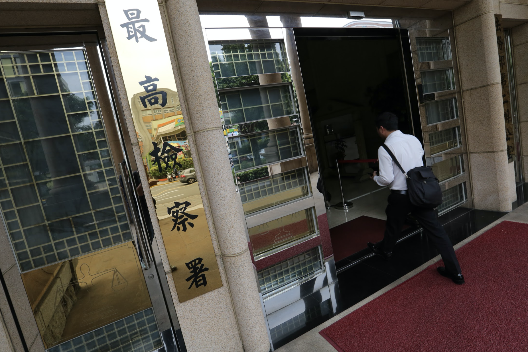 最高檢察署10月份電子報月刊今天出爐，包括近來火熱的查賄議題及貪污罪追訴標準等最新檢察動態，全都涵蓋其中。