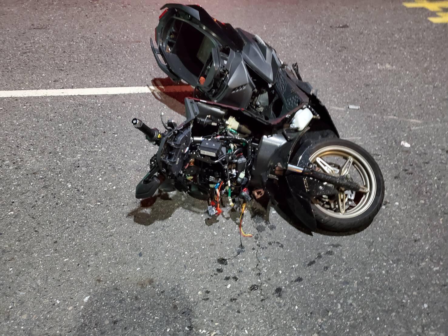 騎士呂男機車被撞的面目全非。（翻攝畫面）