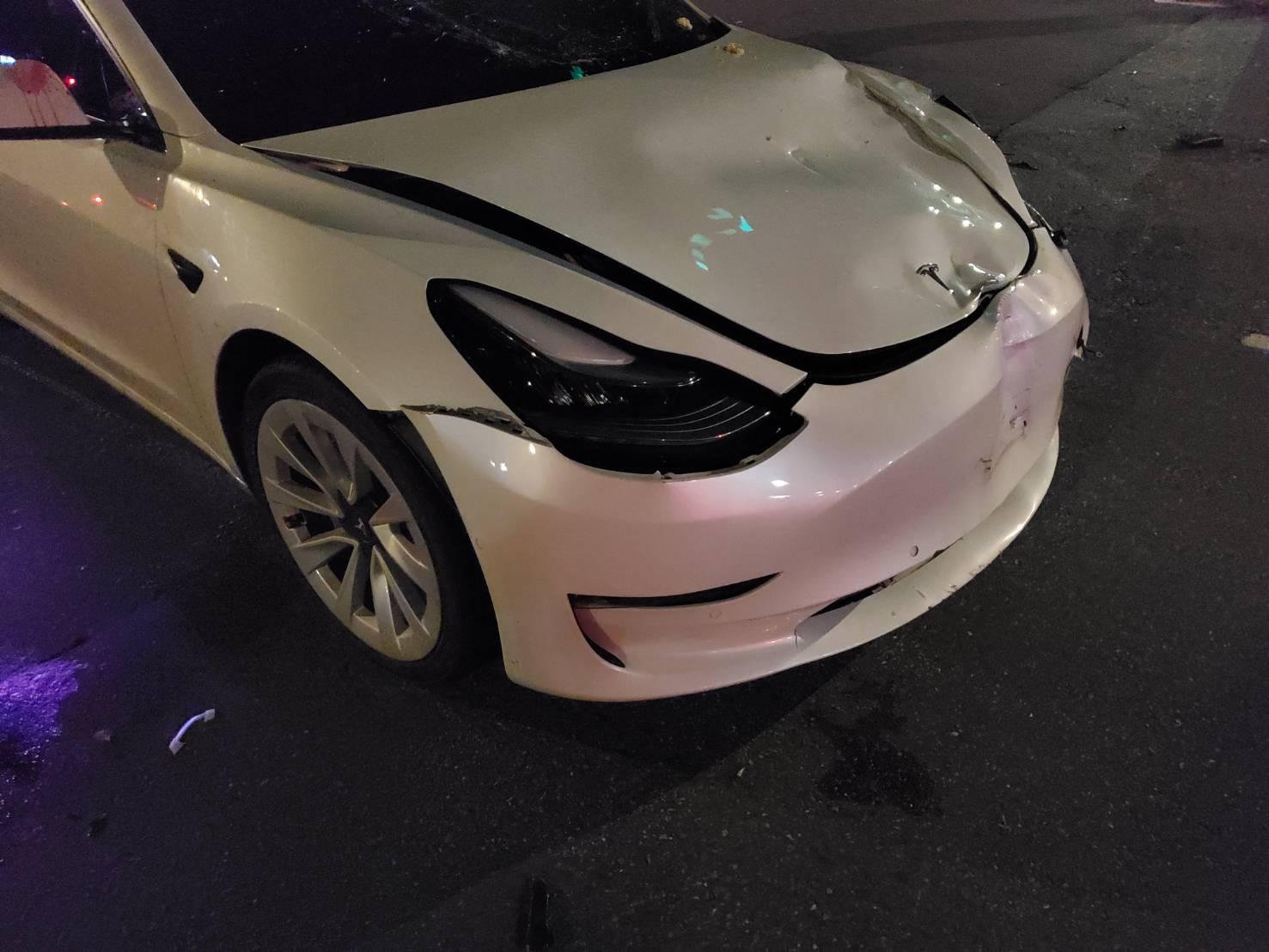 特斯拉車頭多處毀損。（翻攝畫面）