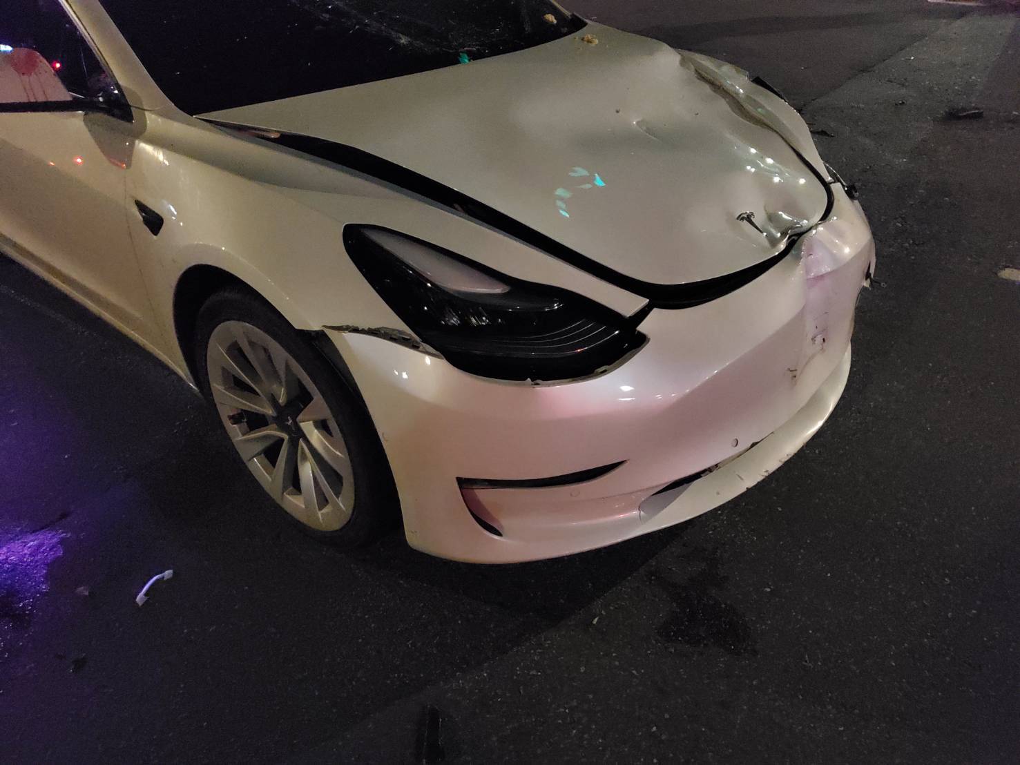 特斯拉車頭多處毀損。（翻攝畫面）