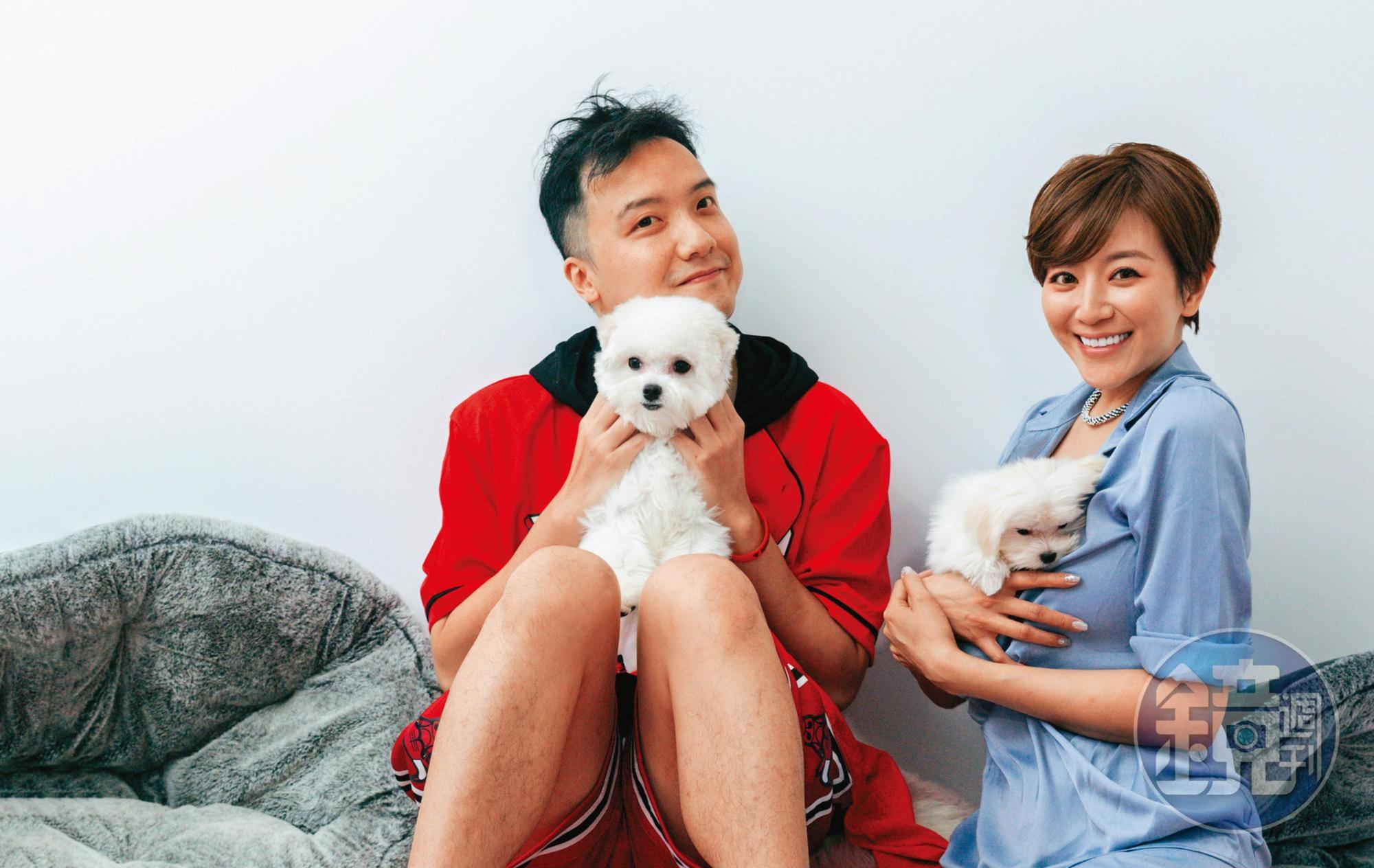 李妍瑾(右)跟圤智雨(左)因狗相戀,兩人自稱狗男女,不過,對愛犬的教養方式卻不同。