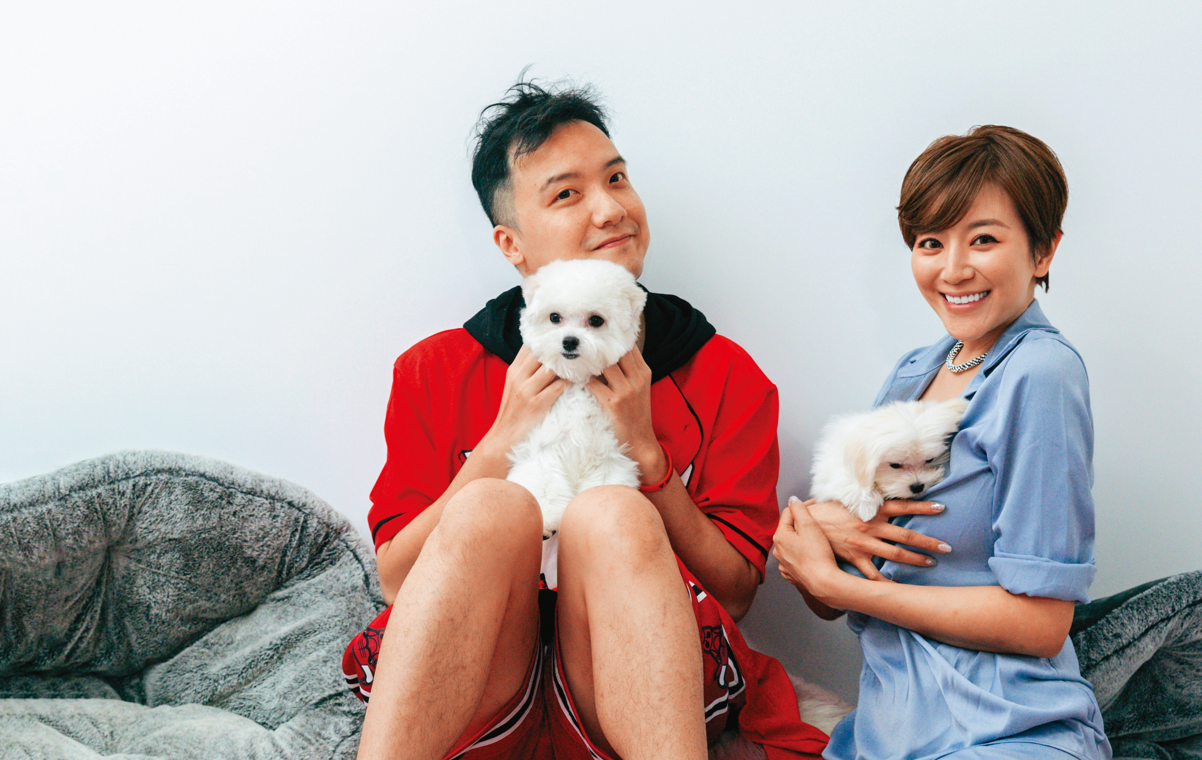 李妍瑾（右）跟圤智雨（左）因狗相戀，兩人自稱狗男女，不過，對愛犬的教養方式卻不同。