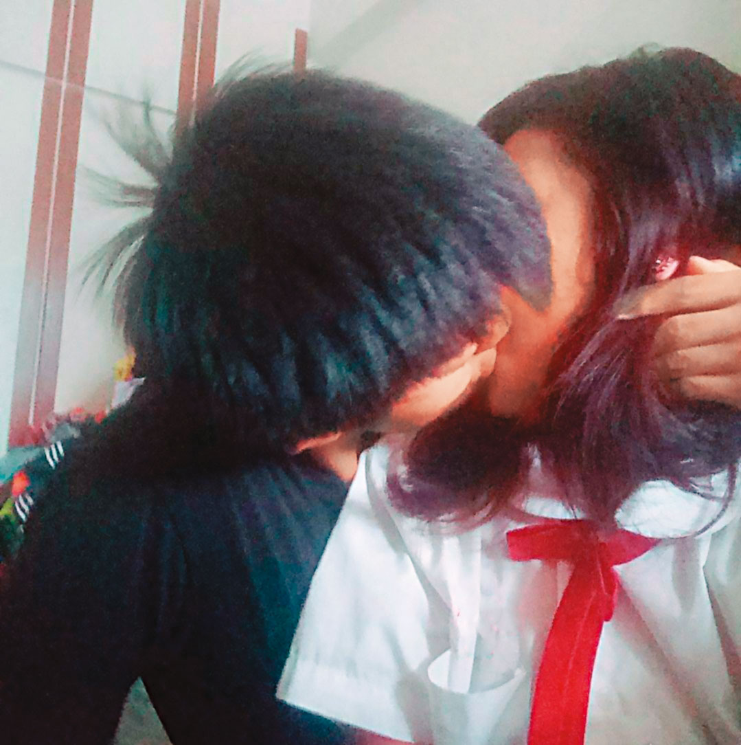 韓男（左）與鄭女（右）愛得濃烈，韓男臉書甚至PO出2人激吻照。（翻攝韓男臉書）