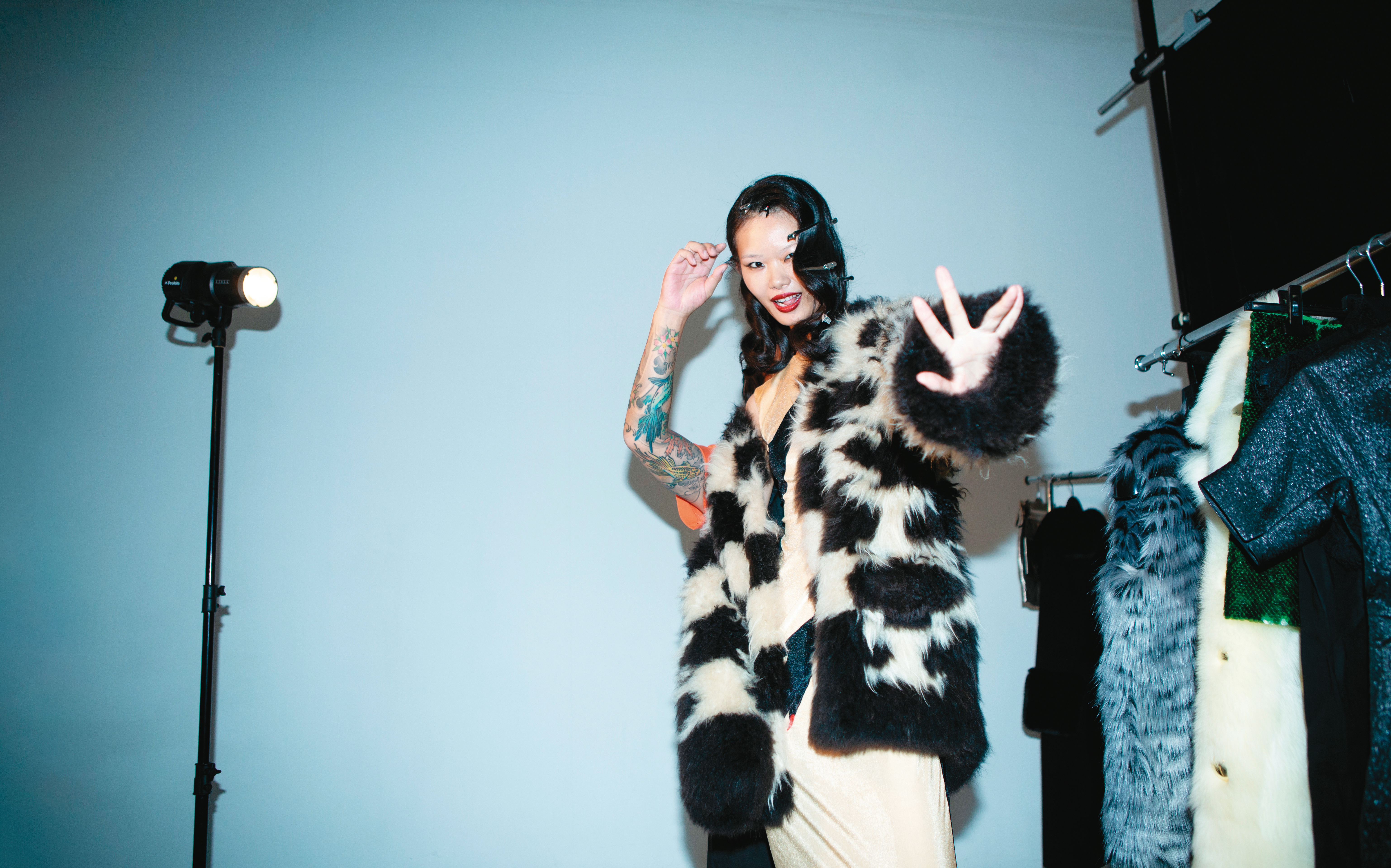 Logo印花皮草 NT$630,000 by CELINE／膚色擁抱印花洋裝 NT$43,000 by LOEWE