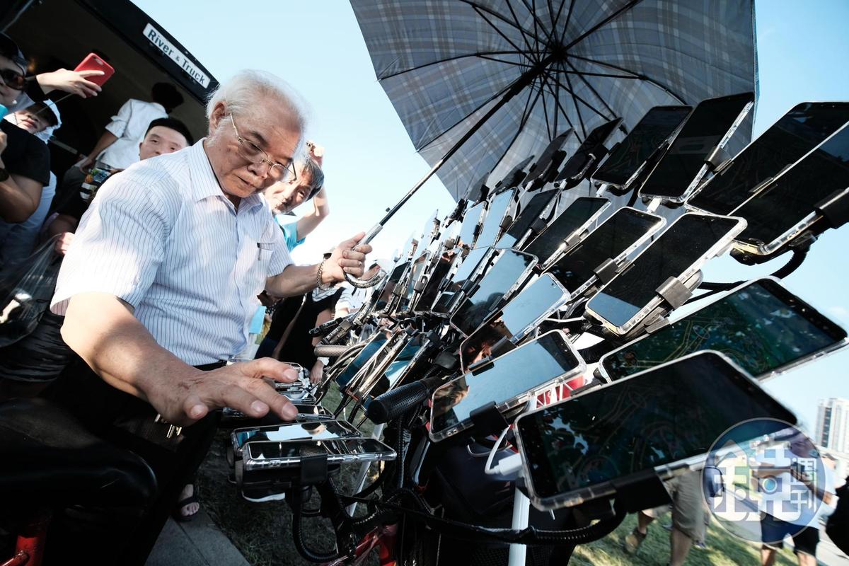 過去「寶可夢阿伯」陳三元騎著架有72台手機的腳踏車趴趴走抓寶。（本刊資料照）