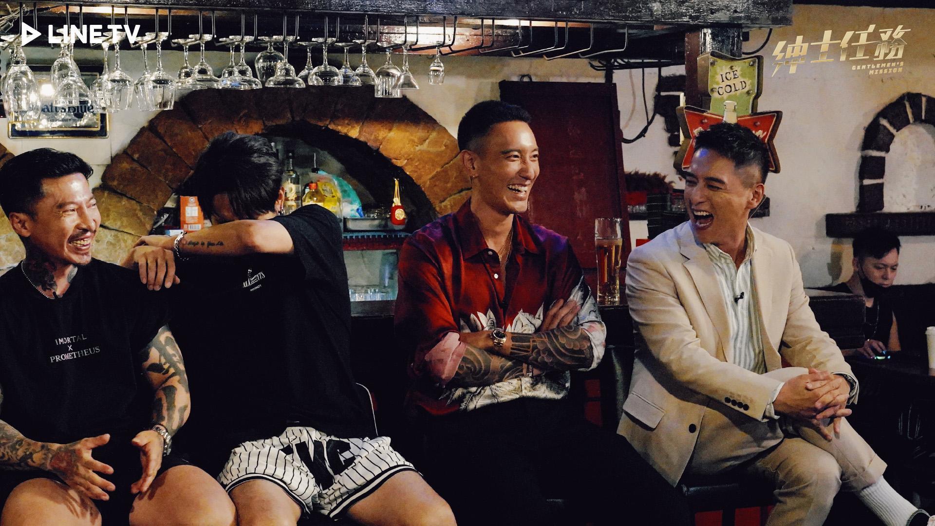  王陽明（右二）、鄭人碩（右一）攜紳士導師團在台下替被改造者劉學甫應援打氣。（LINE TV提供）
