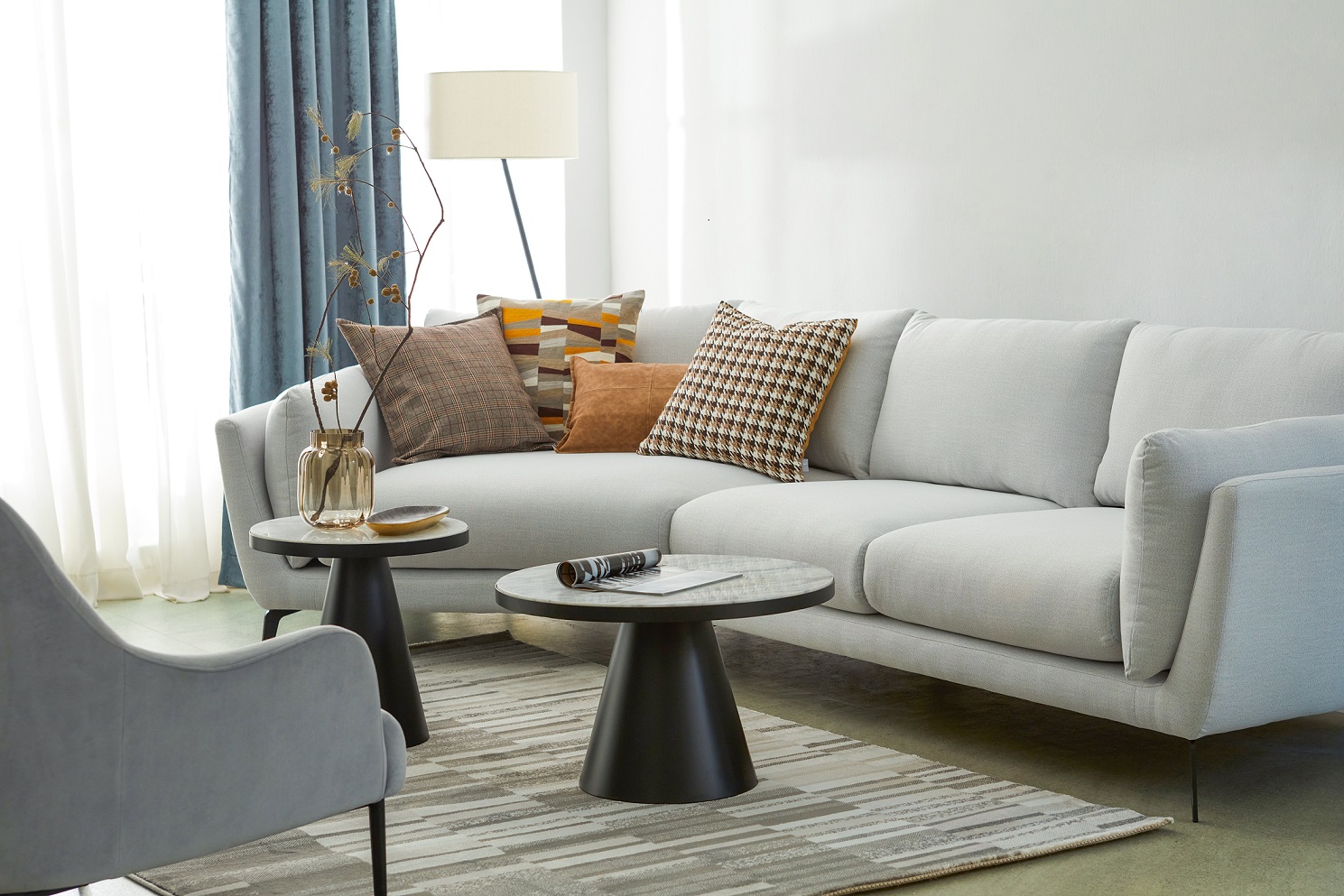 HOLA推出貓抓布沙發新品，三防布科技讓貓咪與人都能夠輕鬆享受居家時光。