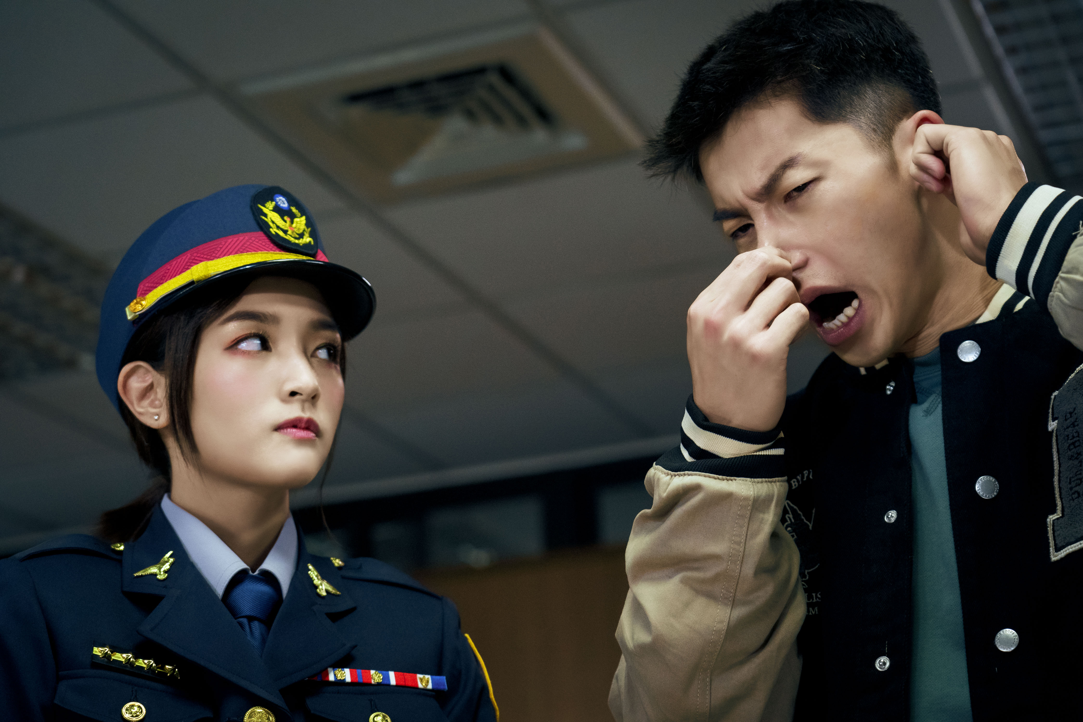 王淨頂著超濃警花妝教訓許光漢，也是預告中的一大笑點。（金盞花大影業提供）