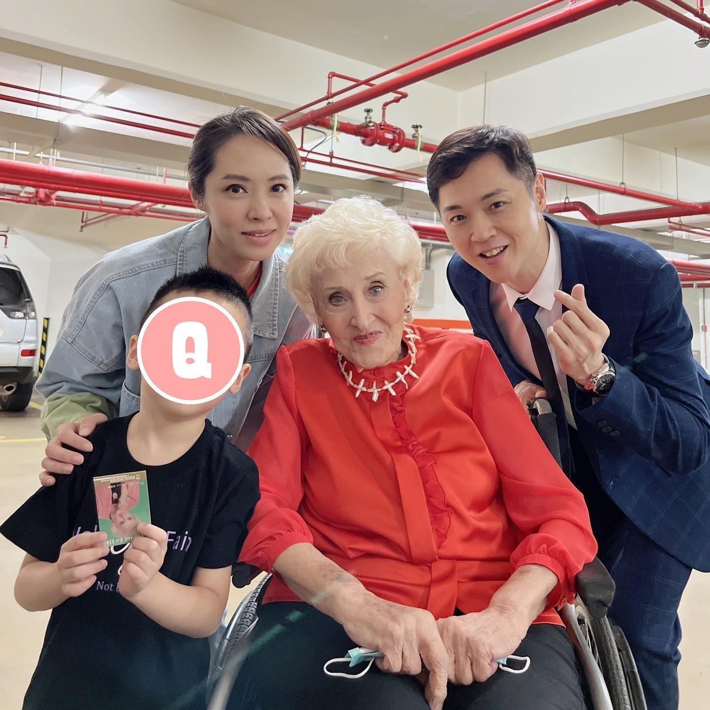 宋達民稱讚96歲的彭蒙惠,「她的優雅氣質智慧像光芒一樣發出」。(翻攝自宋達民 Ta Ming Sung臉書)