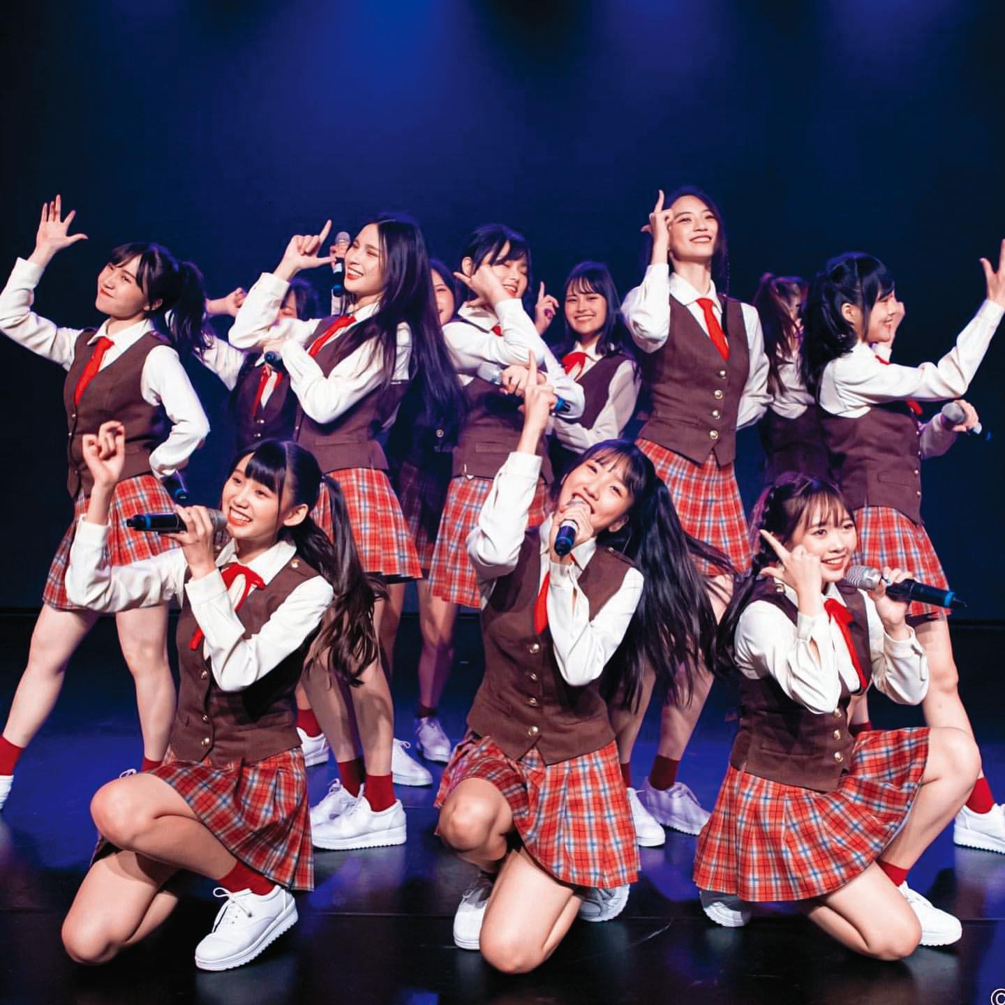 目前是AKB48 Team TP研究生的林亭莉(後排左二),已逐漸朝影歌雙棲發展,她與其他成員還組了一個樂團。(翻攝自林亭莉IG)