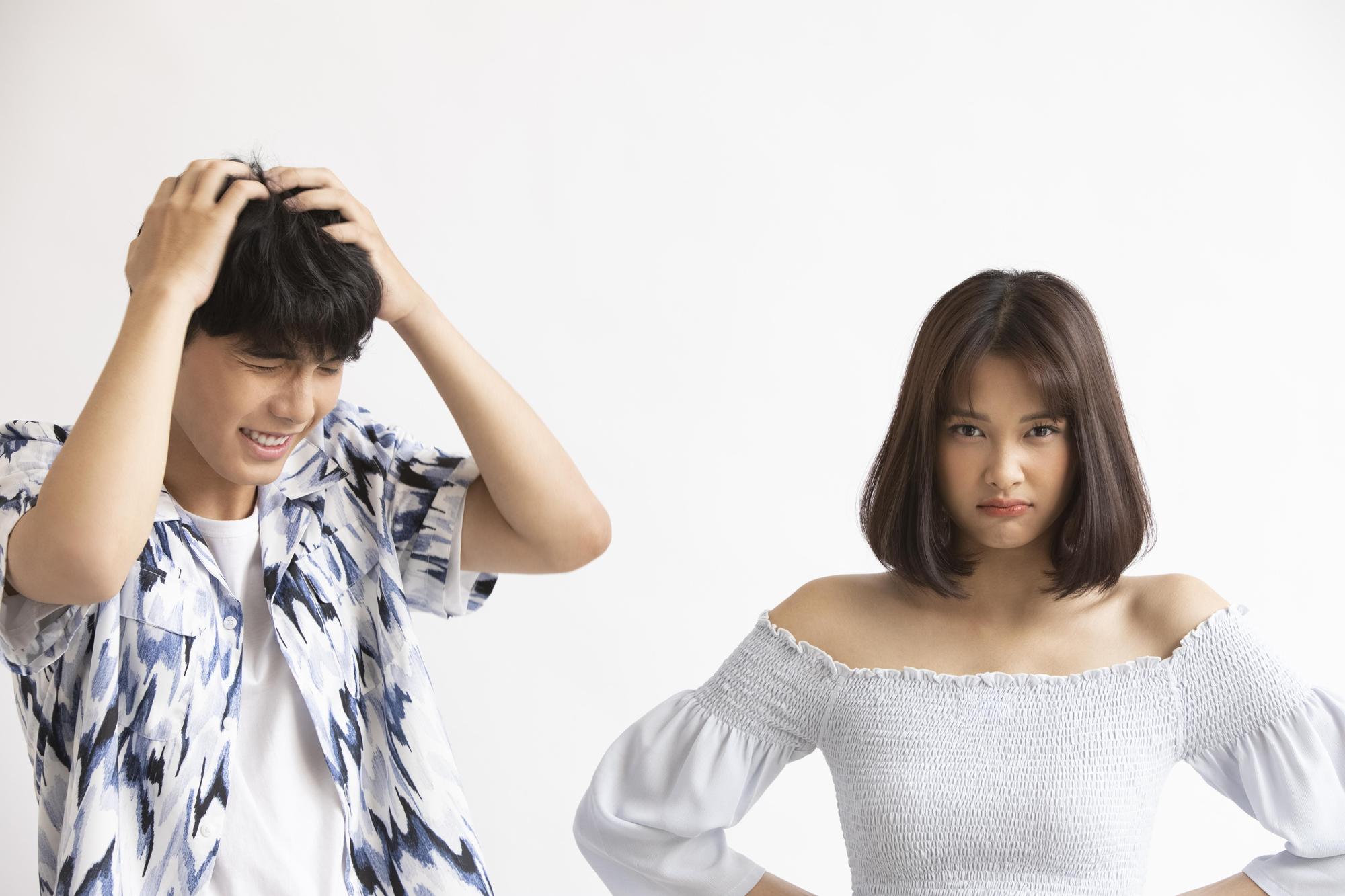 一名男子過年時將論及婚嫁的女友帶回家住，未料女友在飯桌上對男子的母親態度惡劣，令男子怒提分手。（示意圖；xframe）