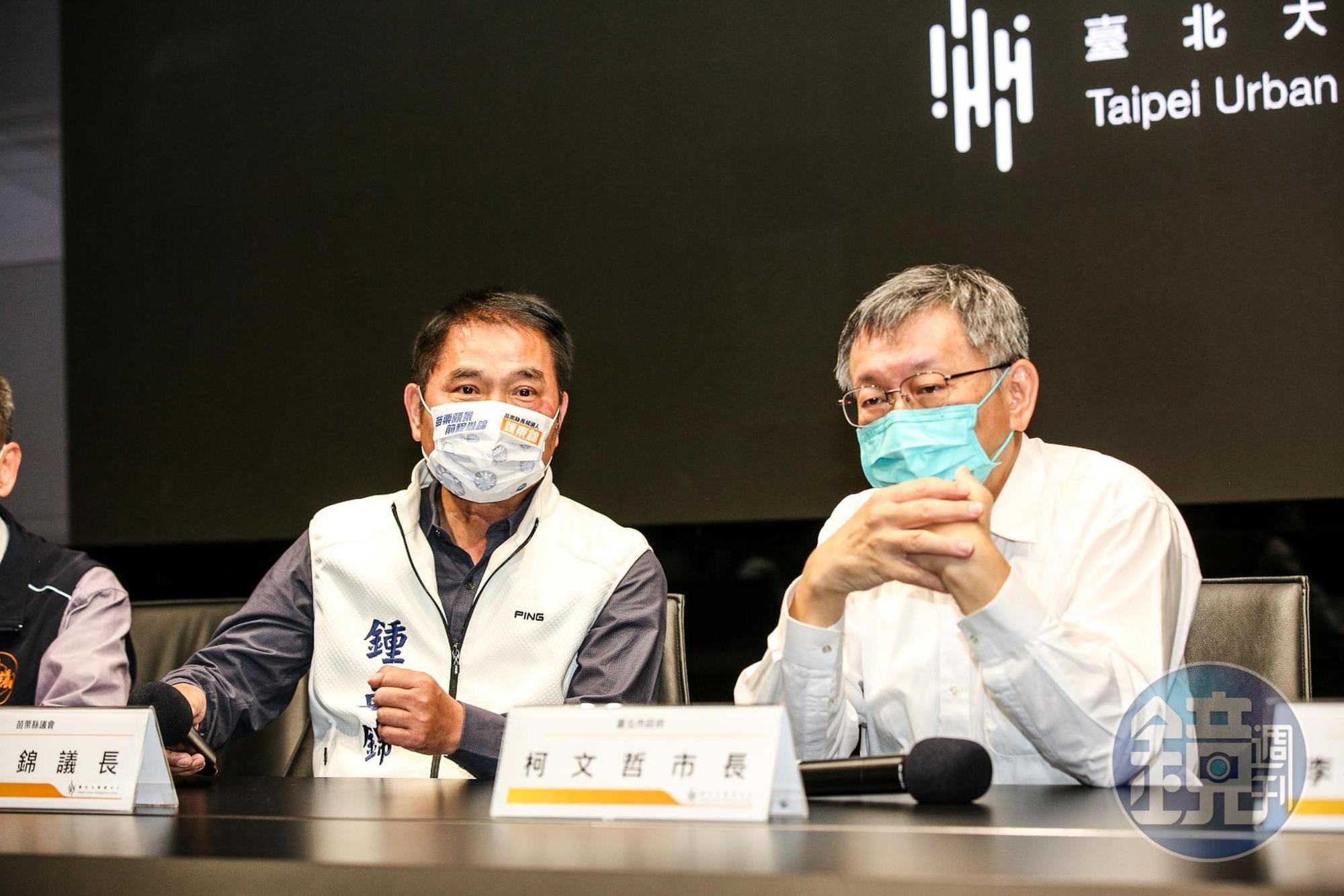 鍾東錦（左）遭柯文哲（右）爆料是坤輿掩埋場股東，讓他急上火線撇清。（本刊資料照）