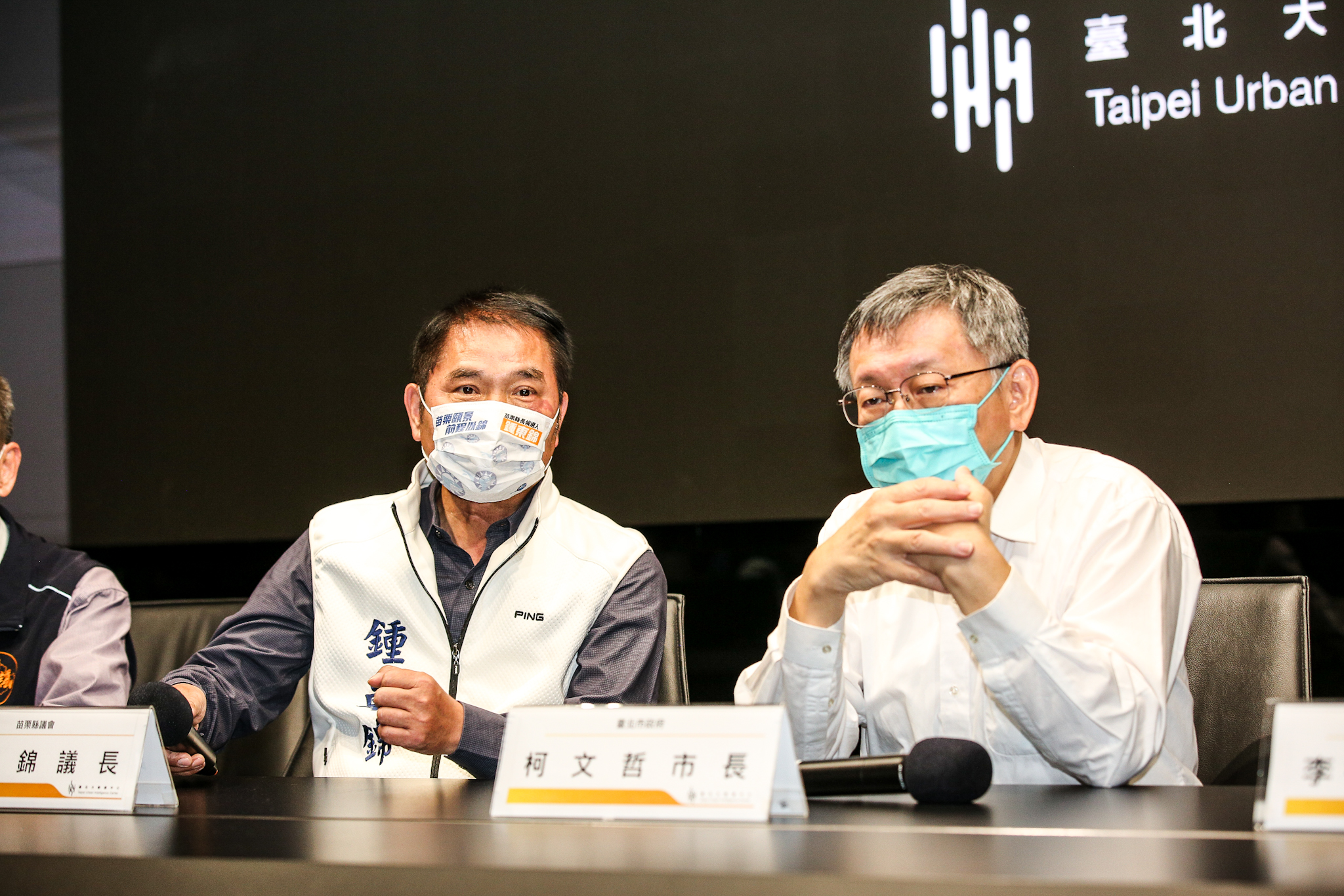 鍾東錦（左）遭柯文哲（右）爆料是坤輿掩埋場股東，讓他急上火線撇清。（本刊資料照）