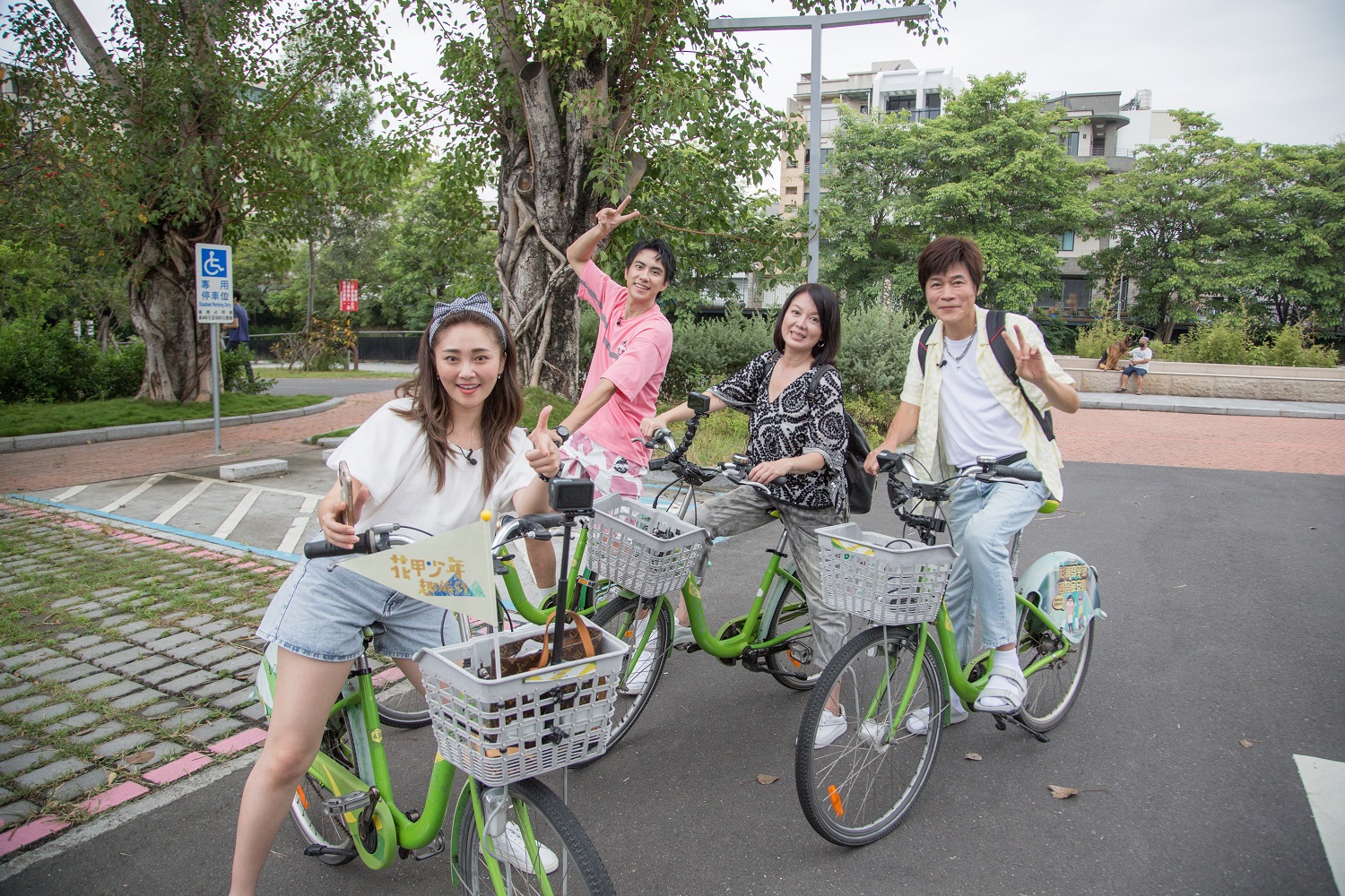 （左起）張文綺當導遊，安排潘君侖、苗可麗、洪榮宏騎自行車遊台南。（東森提供）