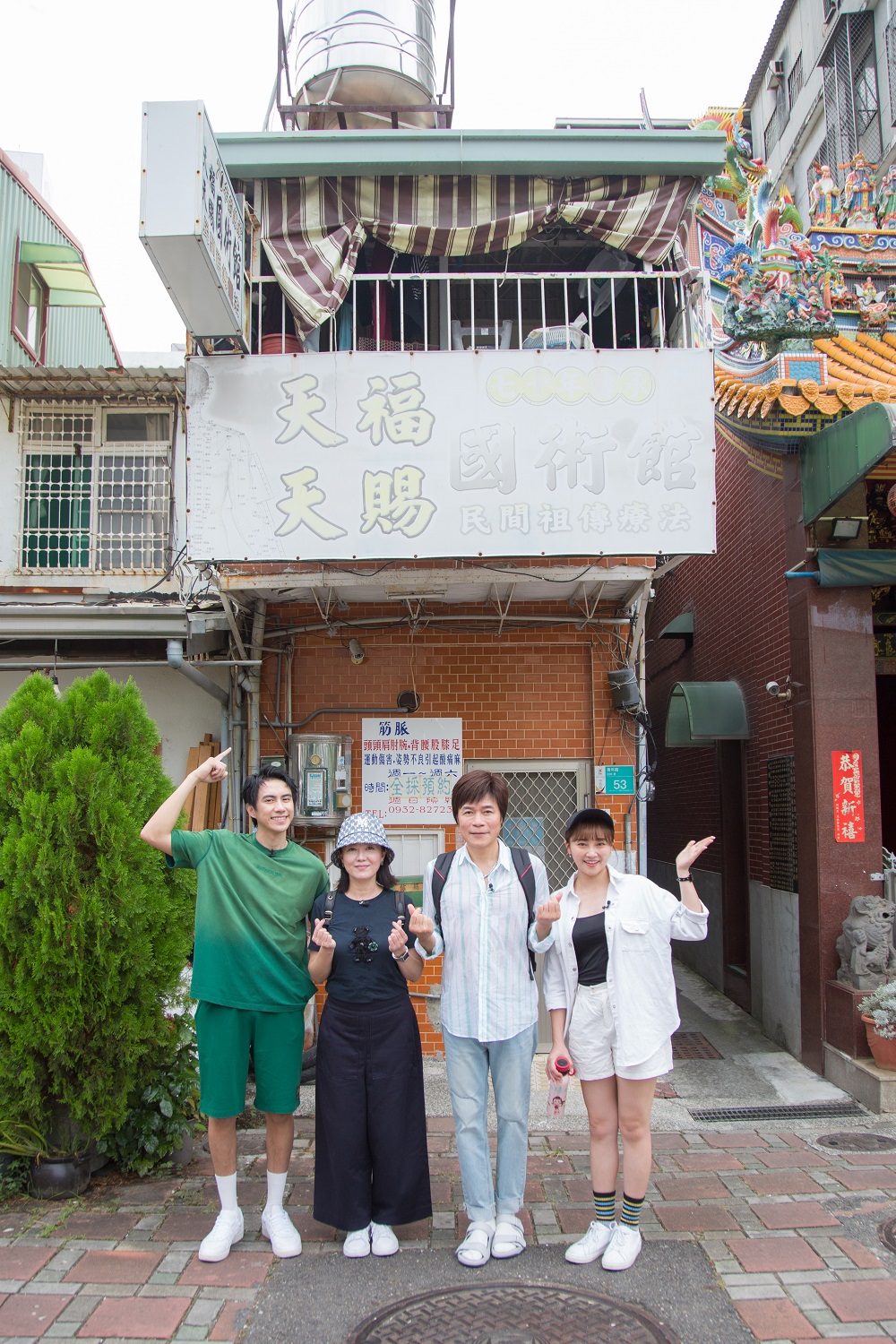 （左起）潘君侖、苗可麗、洪榮宏、張文綺到台南出外景。（東森提供）