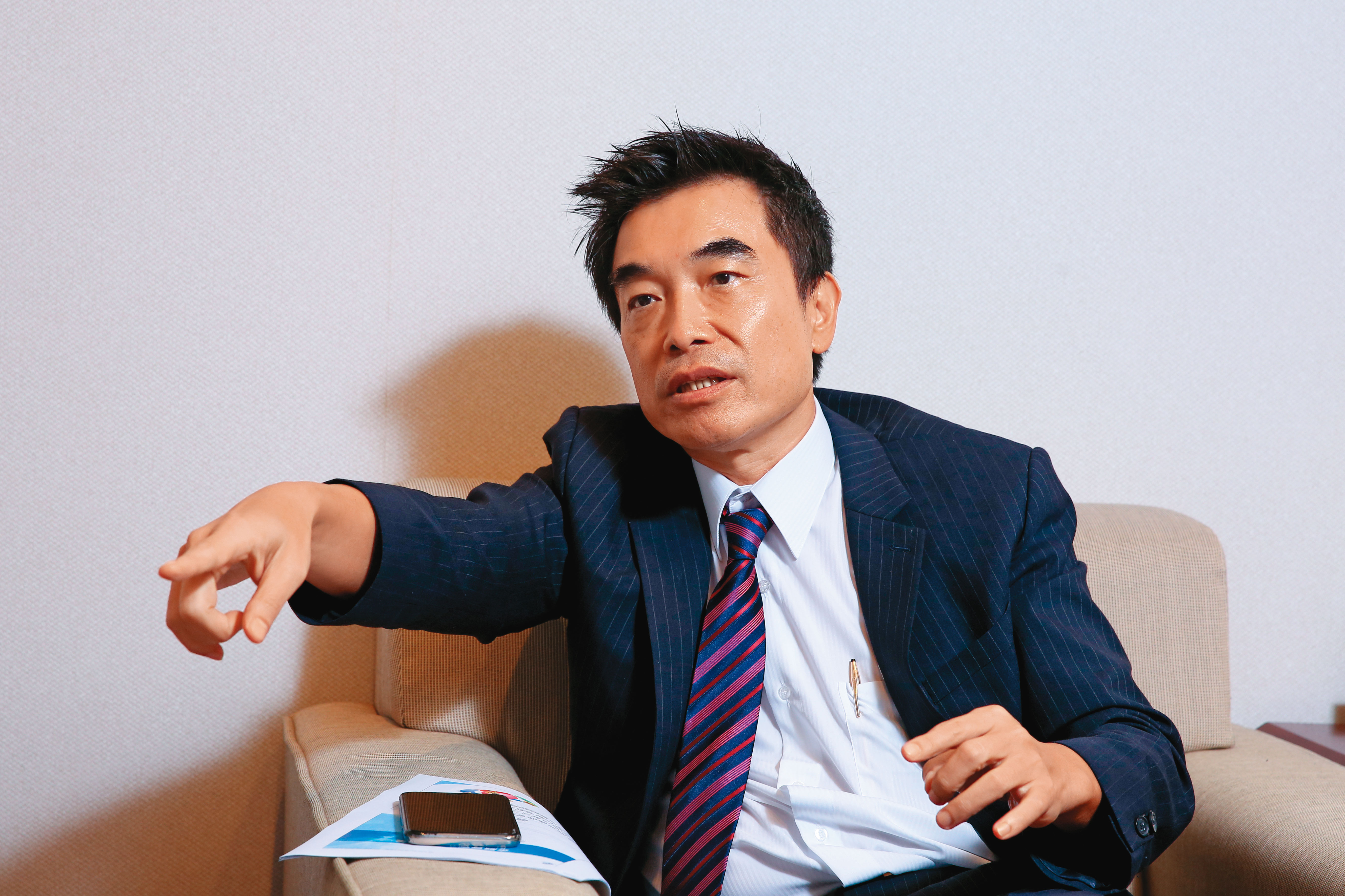 許鑒隆曾任關貿董事長，今年3月參與隆銘綠能私募案，成為公司大股東。