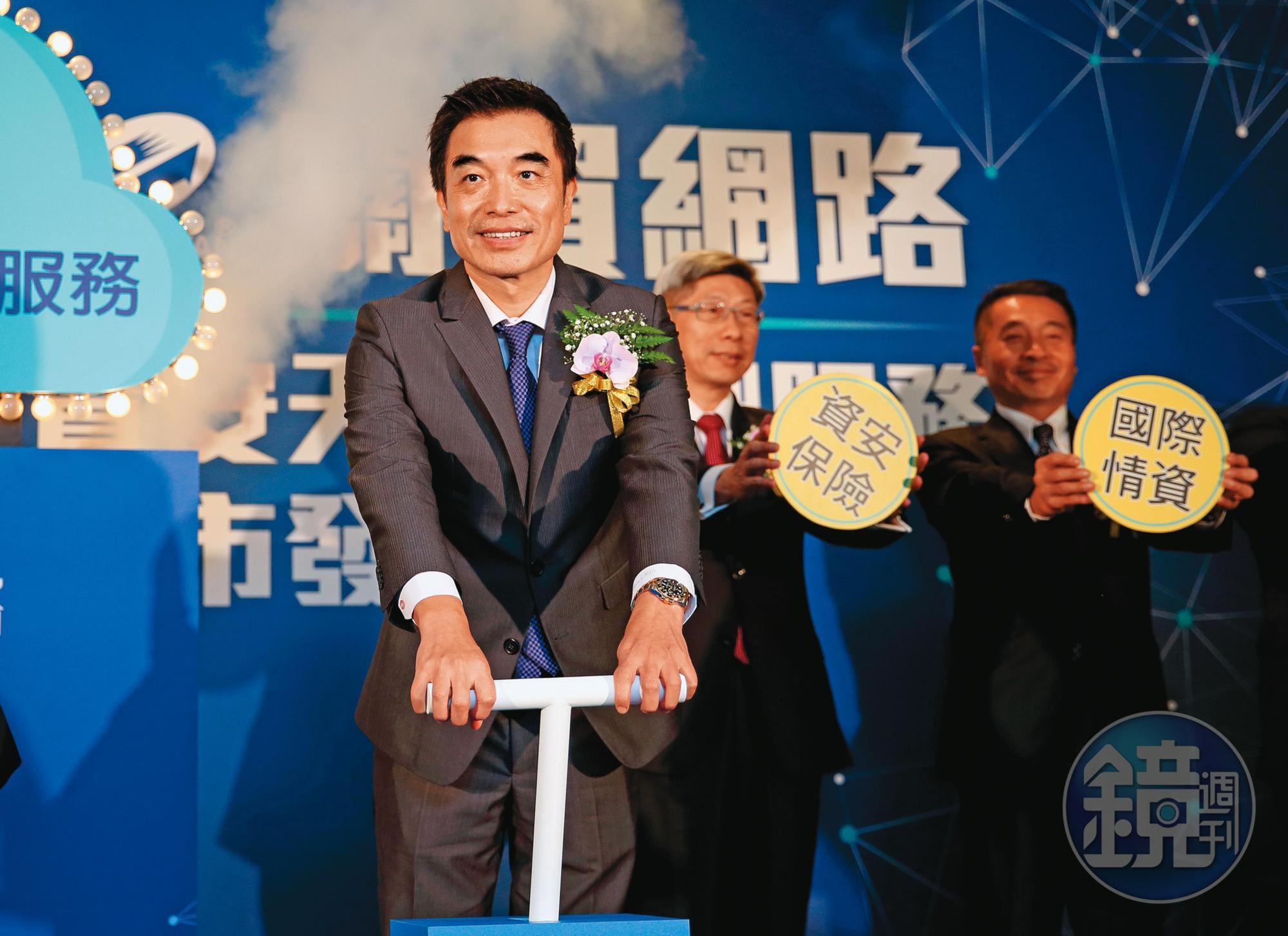 許鑒隆曾任關貿董事長,今年3月參與隆銘綠能私募案,成為公司大股東。
