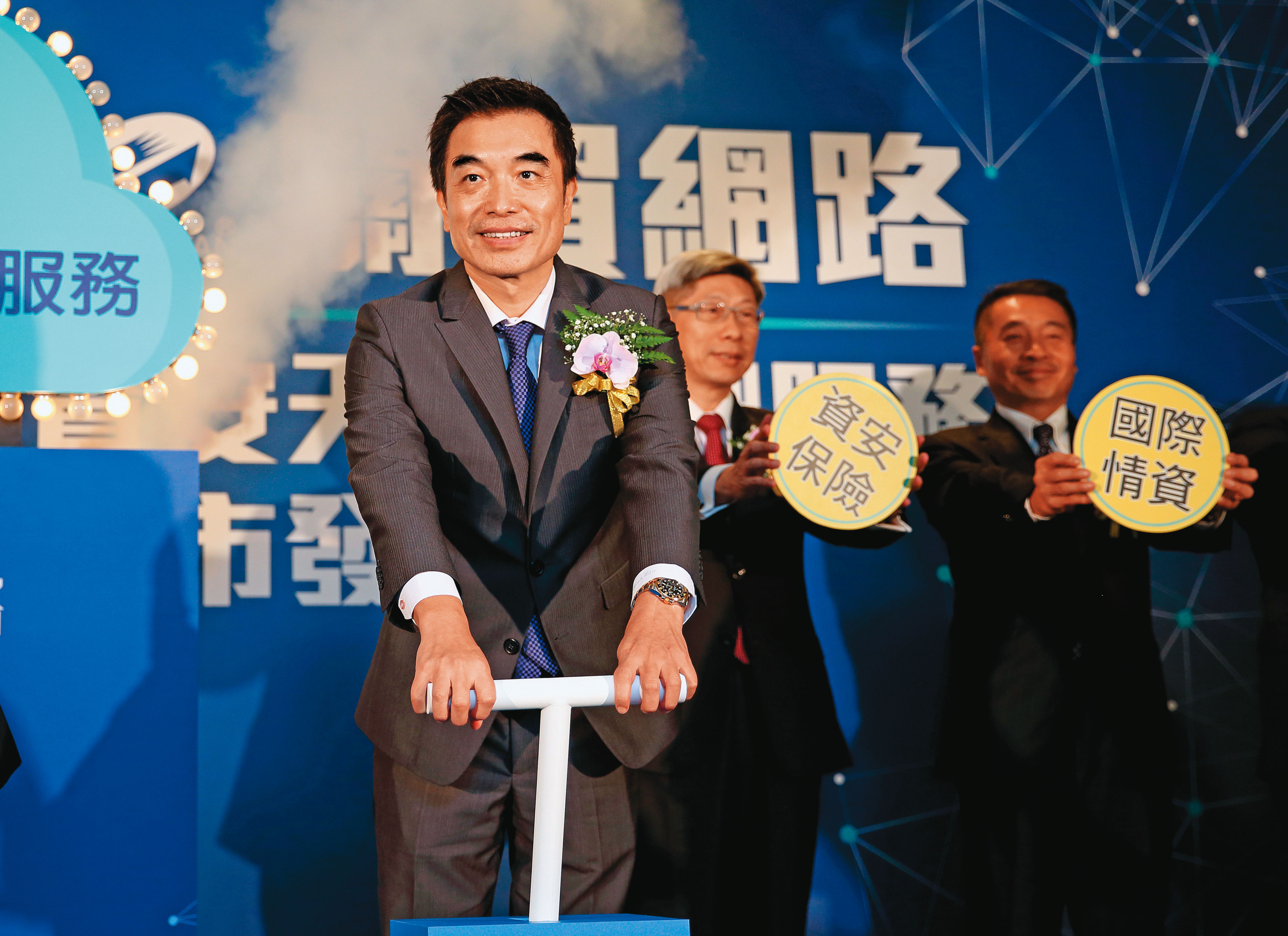 許鑒隆曾任關貿董事長，今年3月參與隆銘綠能私募案，成為公司大股東。