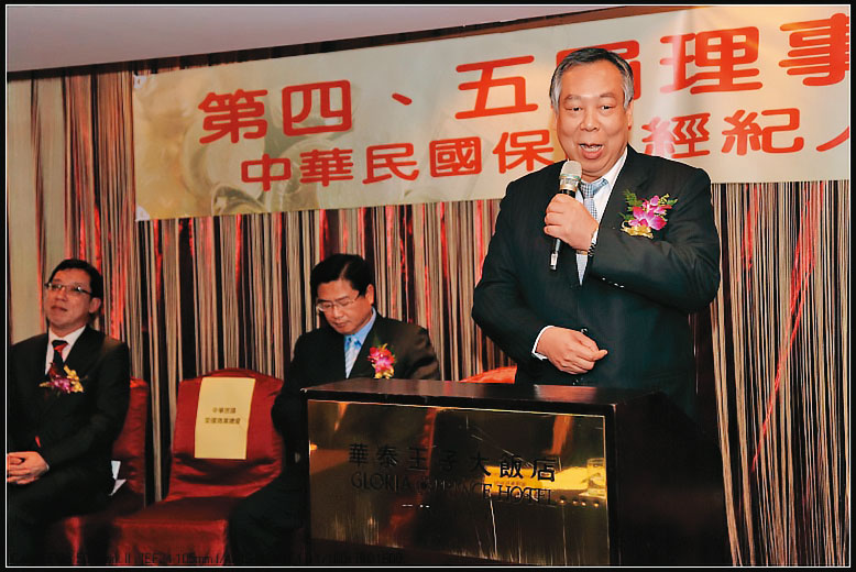 許文通是保險業起家，2013年入主隆銘綠能。許文通（右）是保險業起家，2013年入主隆銘綠能。（翻攝中華民國保險經紀人商業同業公會）