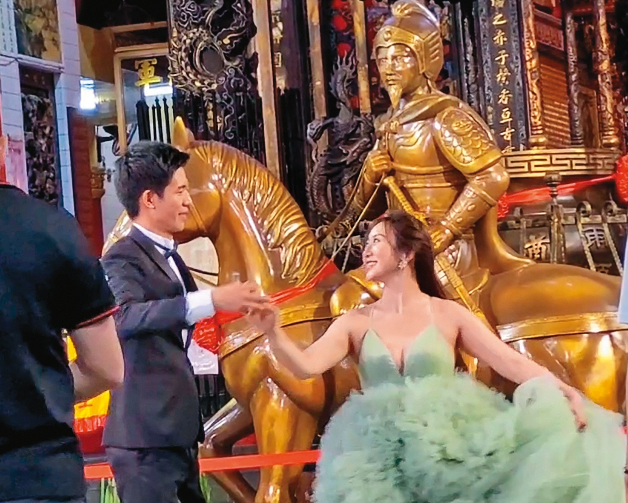 蔡允潔今年6月帶著懷孕微腫的身型和老公拍婚紗，如今卻捲入母親月子餐公司的勞資糾紛中。