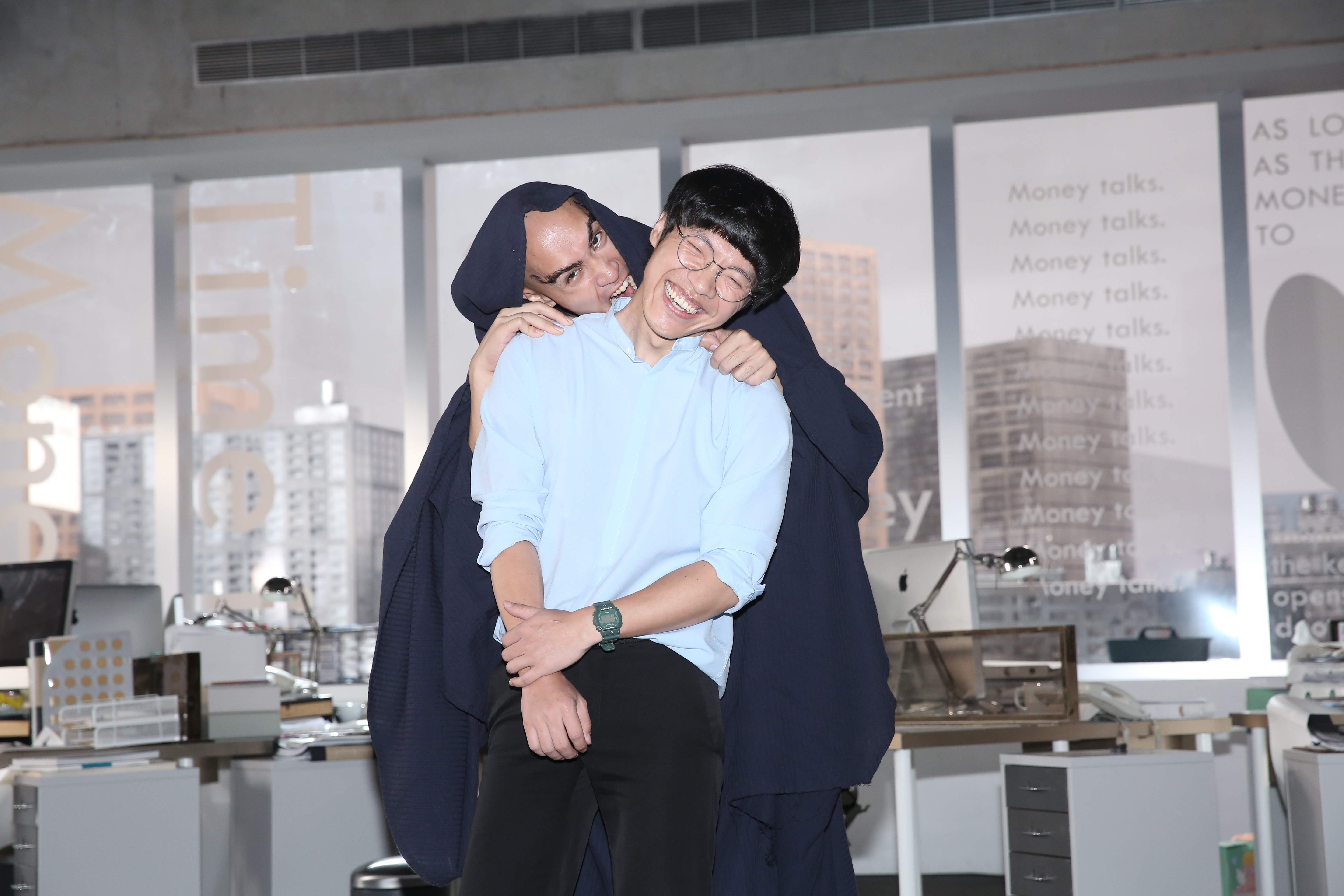 黃宣在片中扮演死神，但只有盧廣仲飾演的馬克才能看到他。