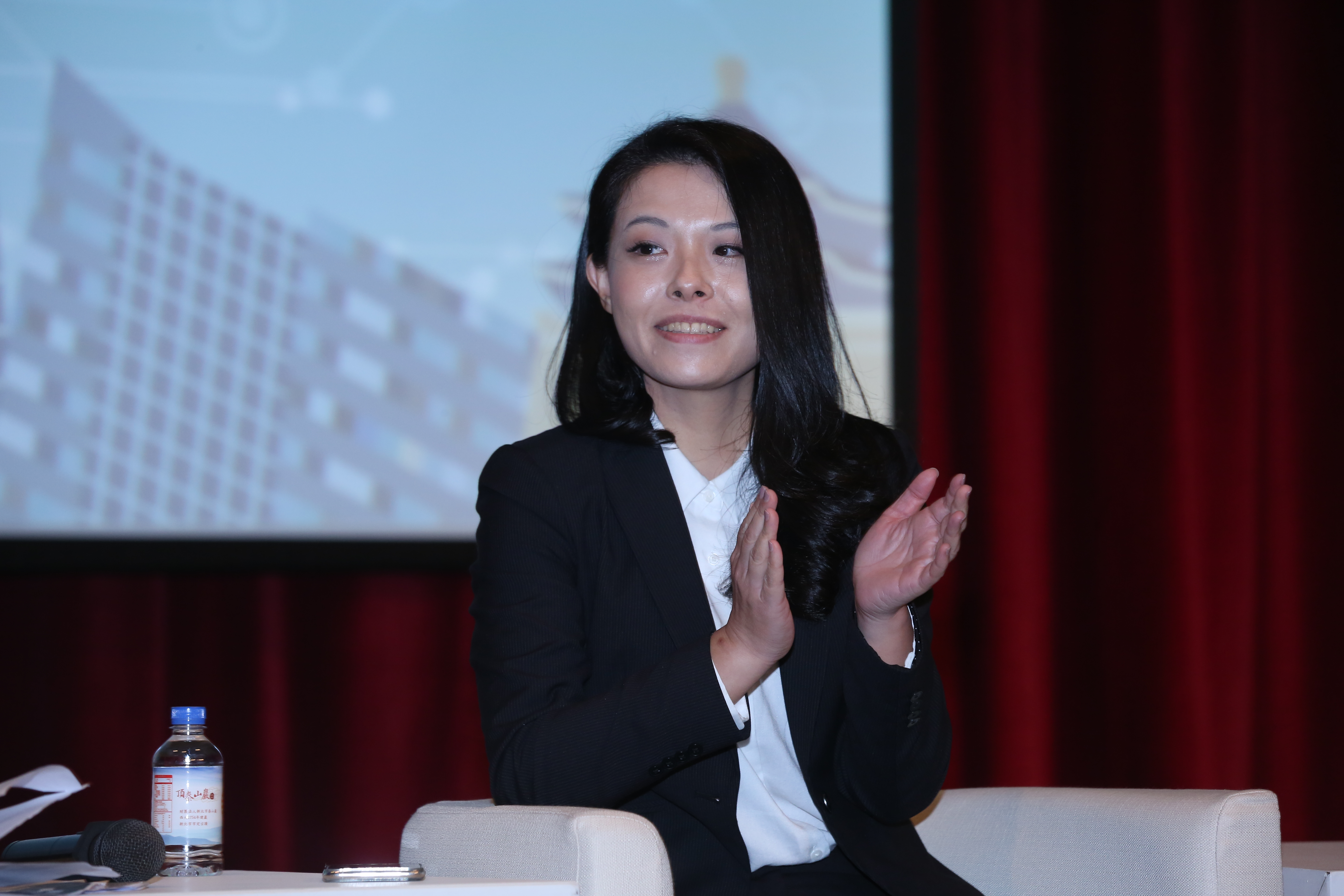 翟本喬在臉書解釋關於高虹安若被判侵權，「論文下載越多求償越多」的消息。