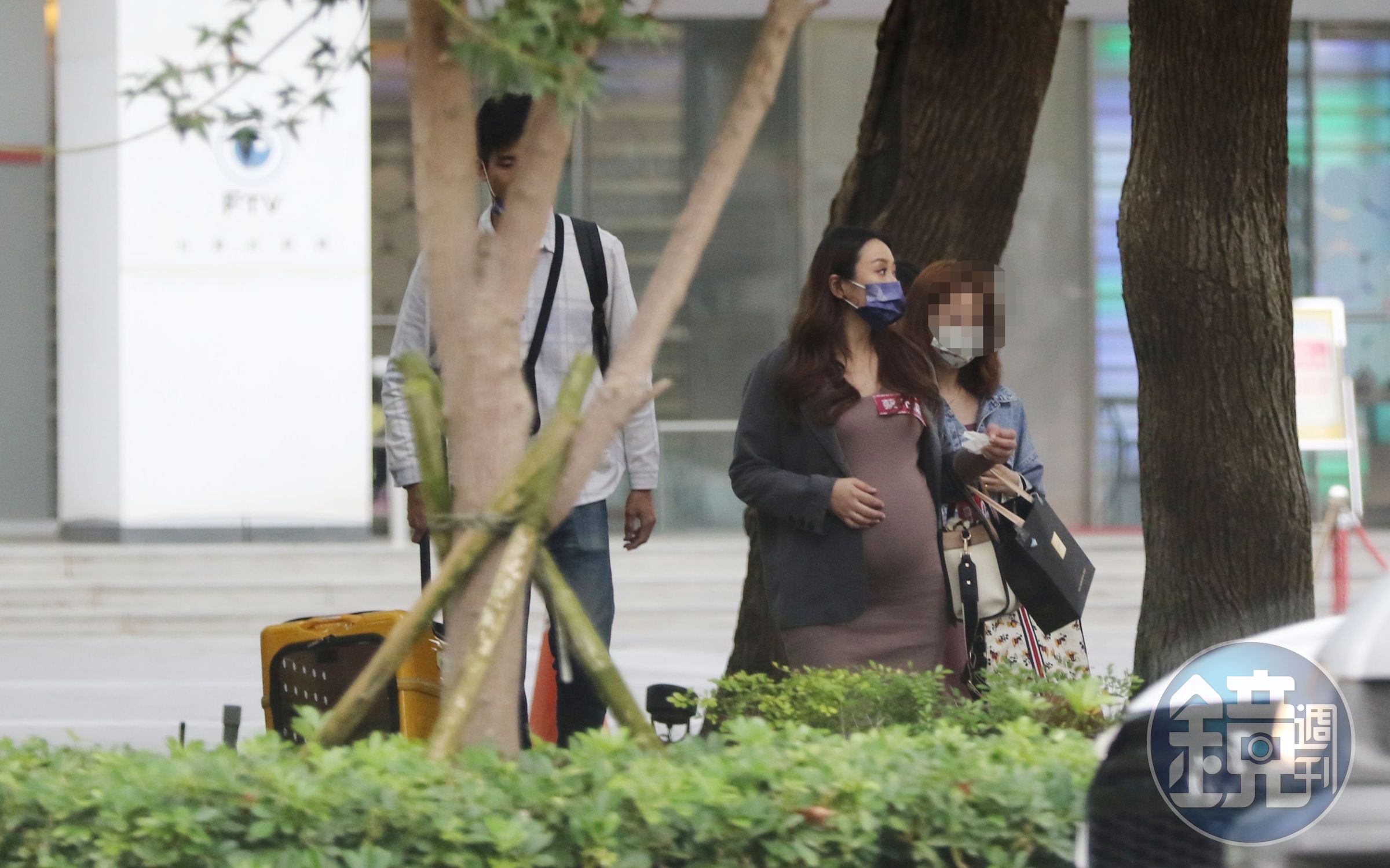 本刊直擊蔡允潔日前挺著超大肚從民視錄影完出來，和老公走到路邊停車格牽車。