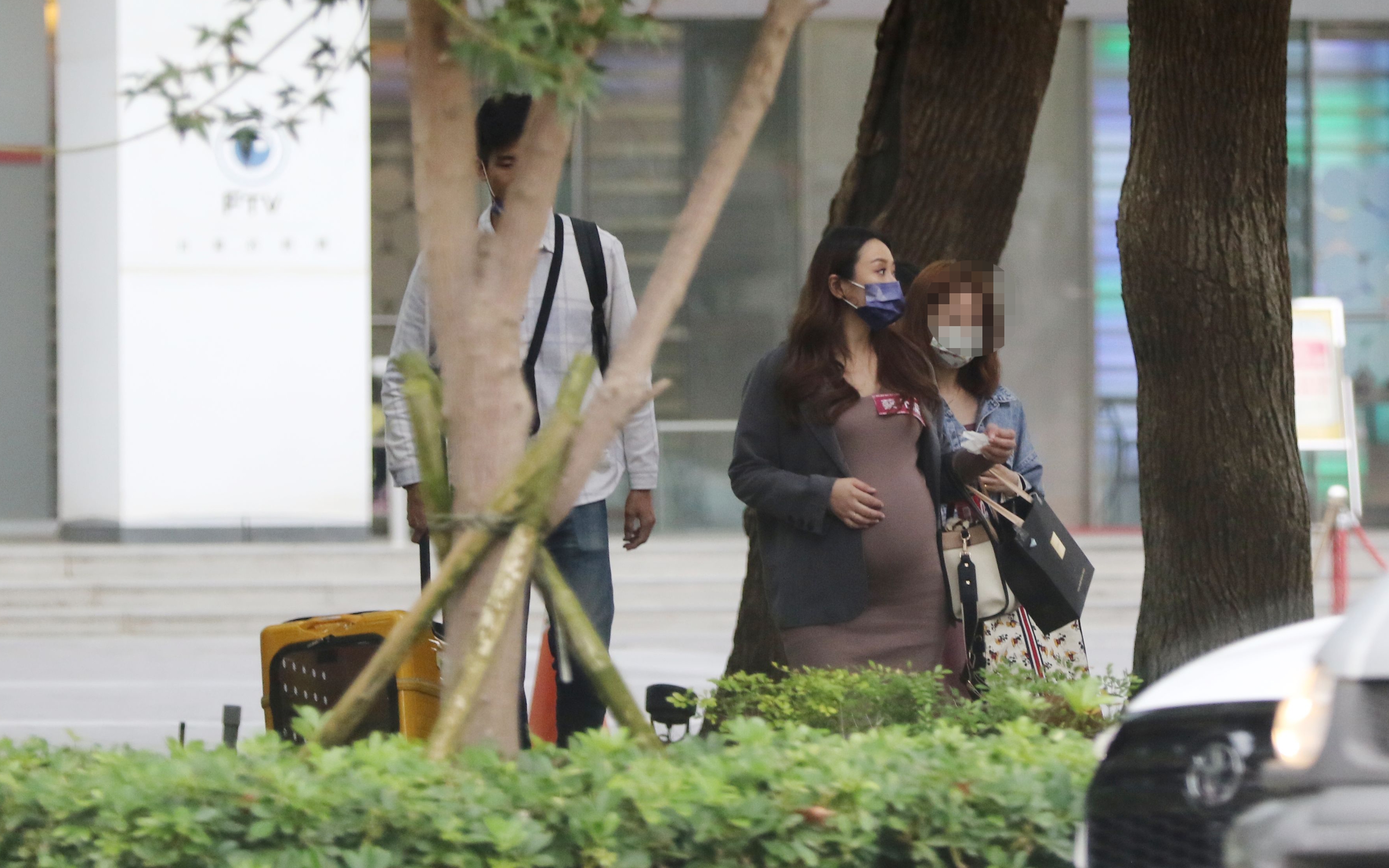 本刊直擊蔡允潔日前挺著超大肚從民視錄影完出來，和老公走到路邊停車格牽車。