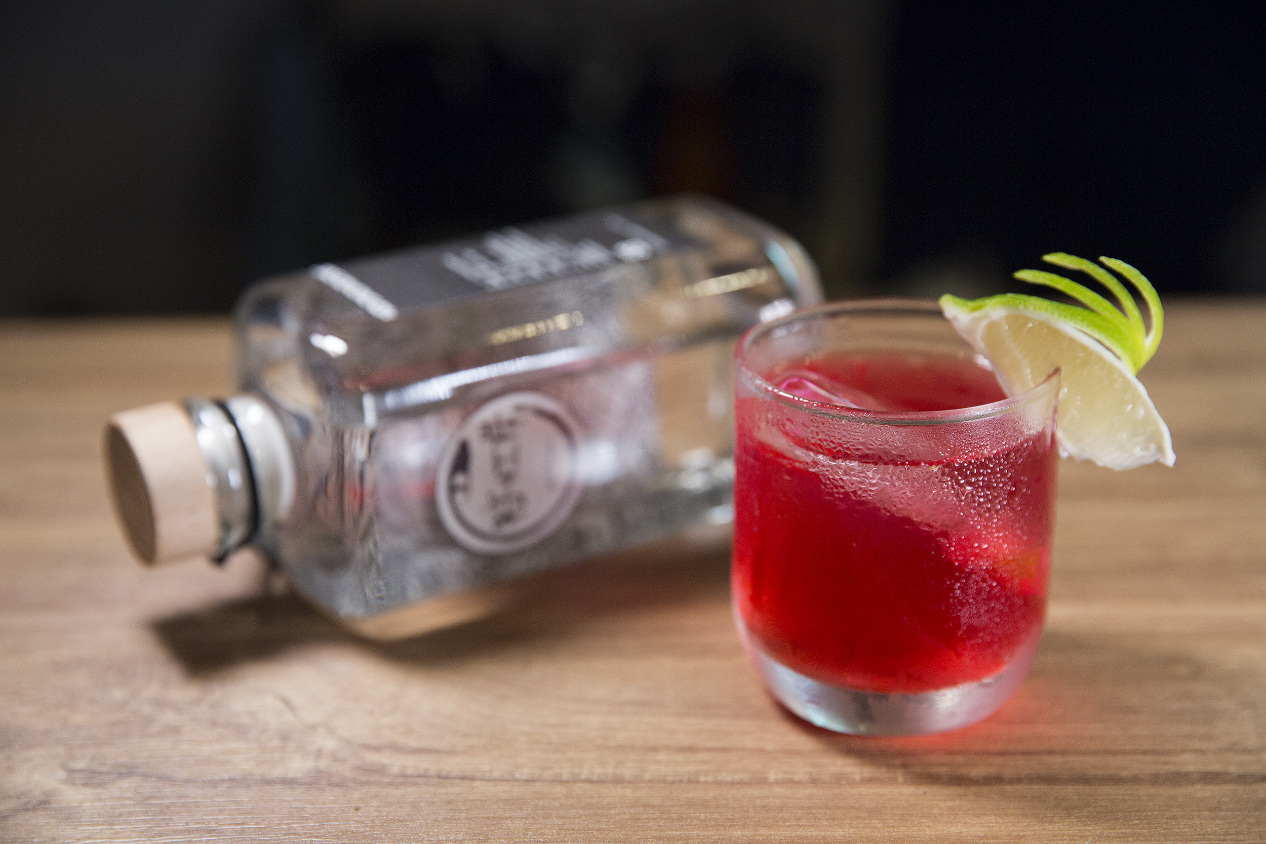 來自花蓮的「巴特虹岸．友善米酒」，是使用在新社部落有機種植的台南13號米釀造的58度友善米酒。（1,200元／瓶）