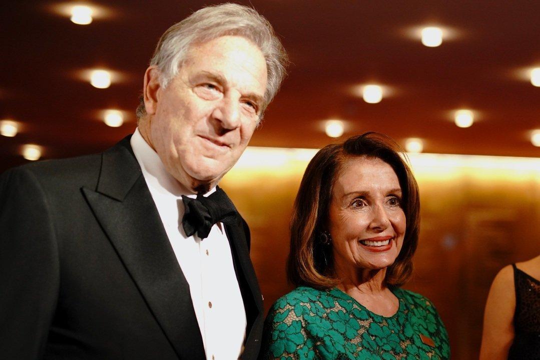 美國眾議院議長裴洛西夫婿保羅(Paul Pelosi)28清晨在家中遭闖入歹徒襲擊。(翻攝自推特)