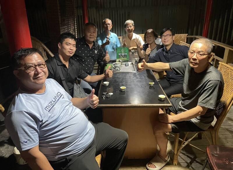 高雄市長陳其邁夜訪大林蒲，陪伴中油附近居民，他強調火災凸顯遷村重要性，市府會與當地居民站在一起。（翻攝自陳其邁臉書）