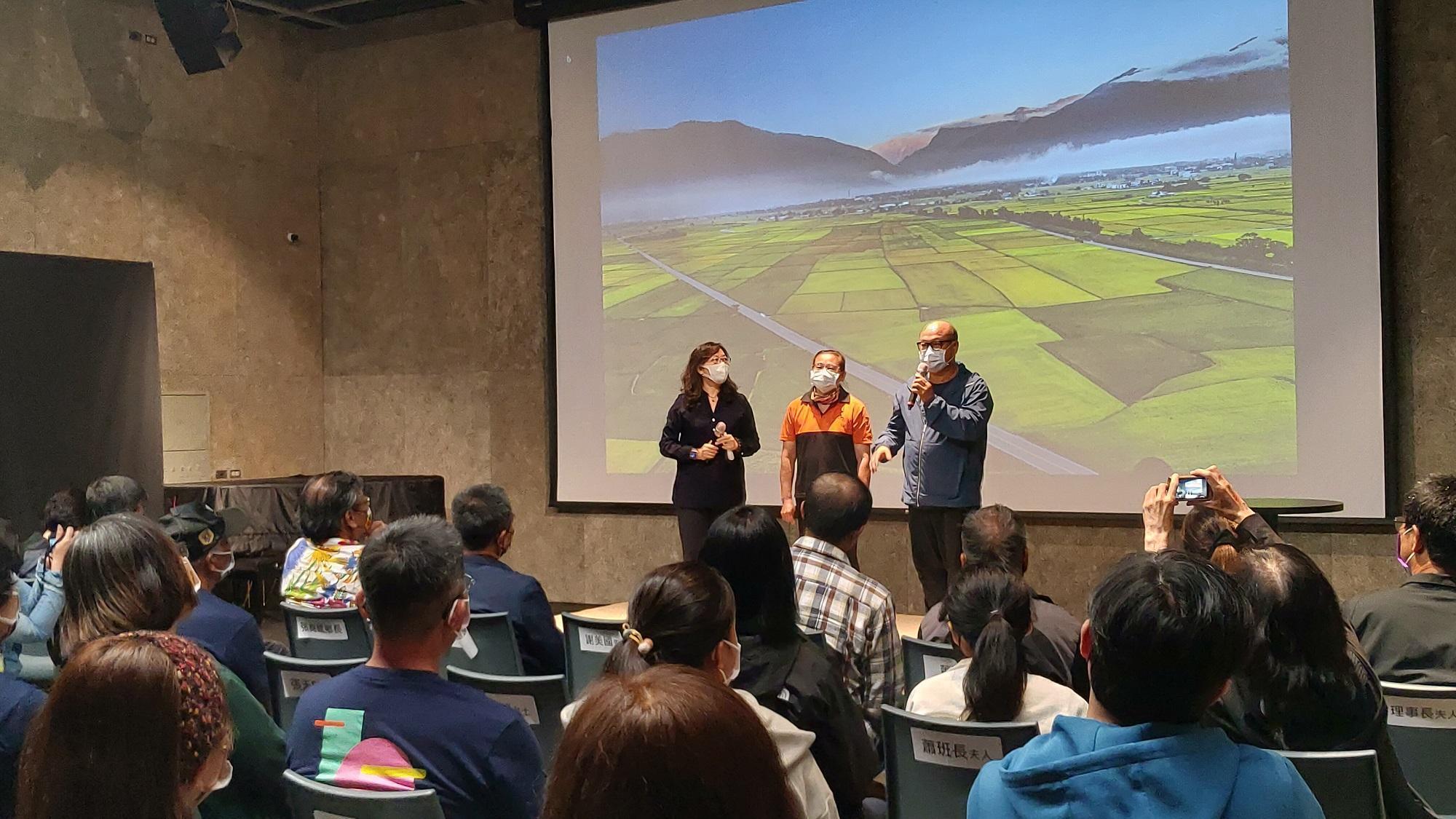 紀錄片特映會上，導演蕭菊貞（左）介紹池上建興米廠老闆梁正賢（右）與夫人徐月鑾（左）。（台灣好提供）