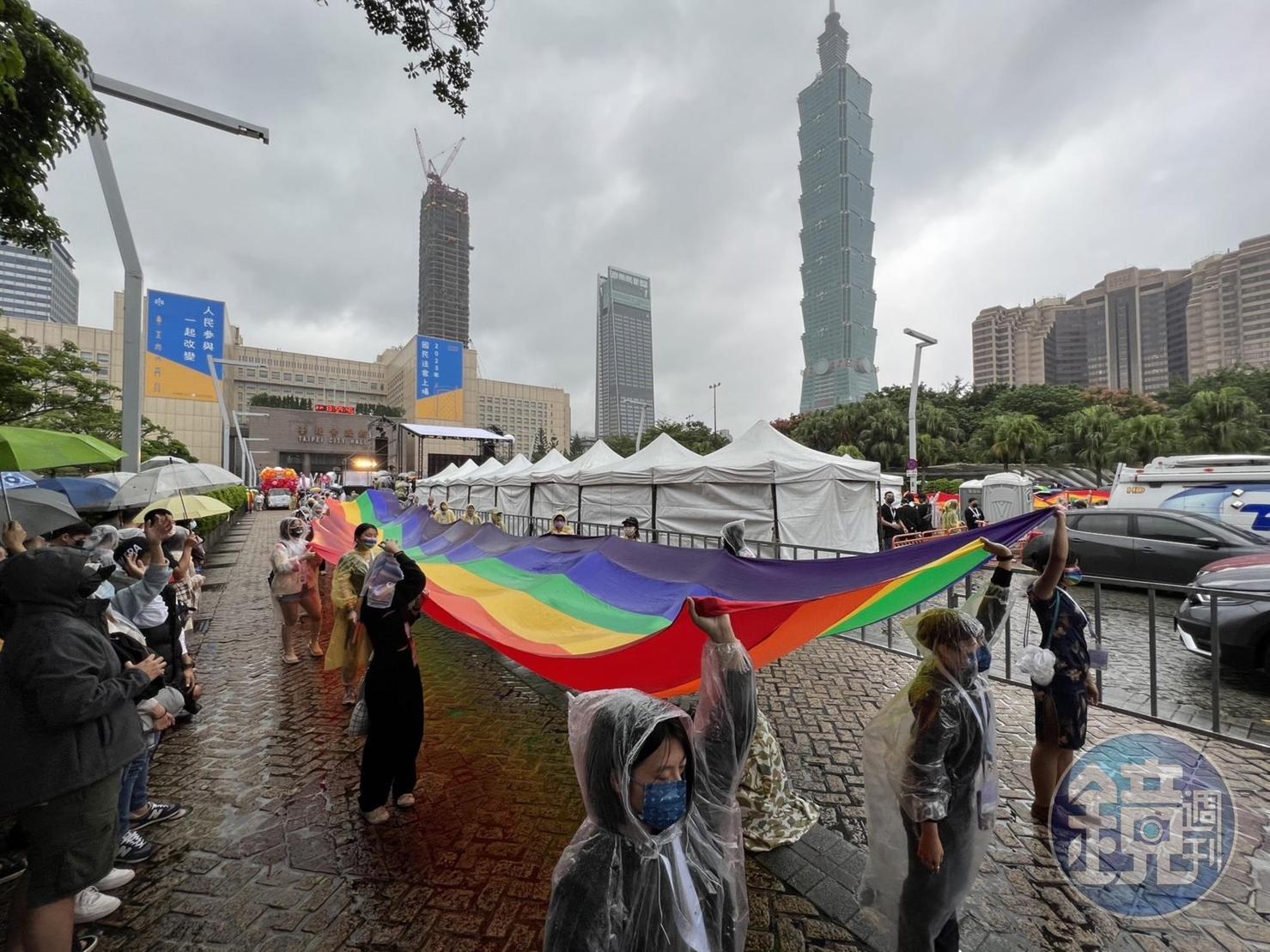 第20屆台灣同志遊行今天登場,路線從台北市政府前廣場出發,兵分南北兩路繞行。