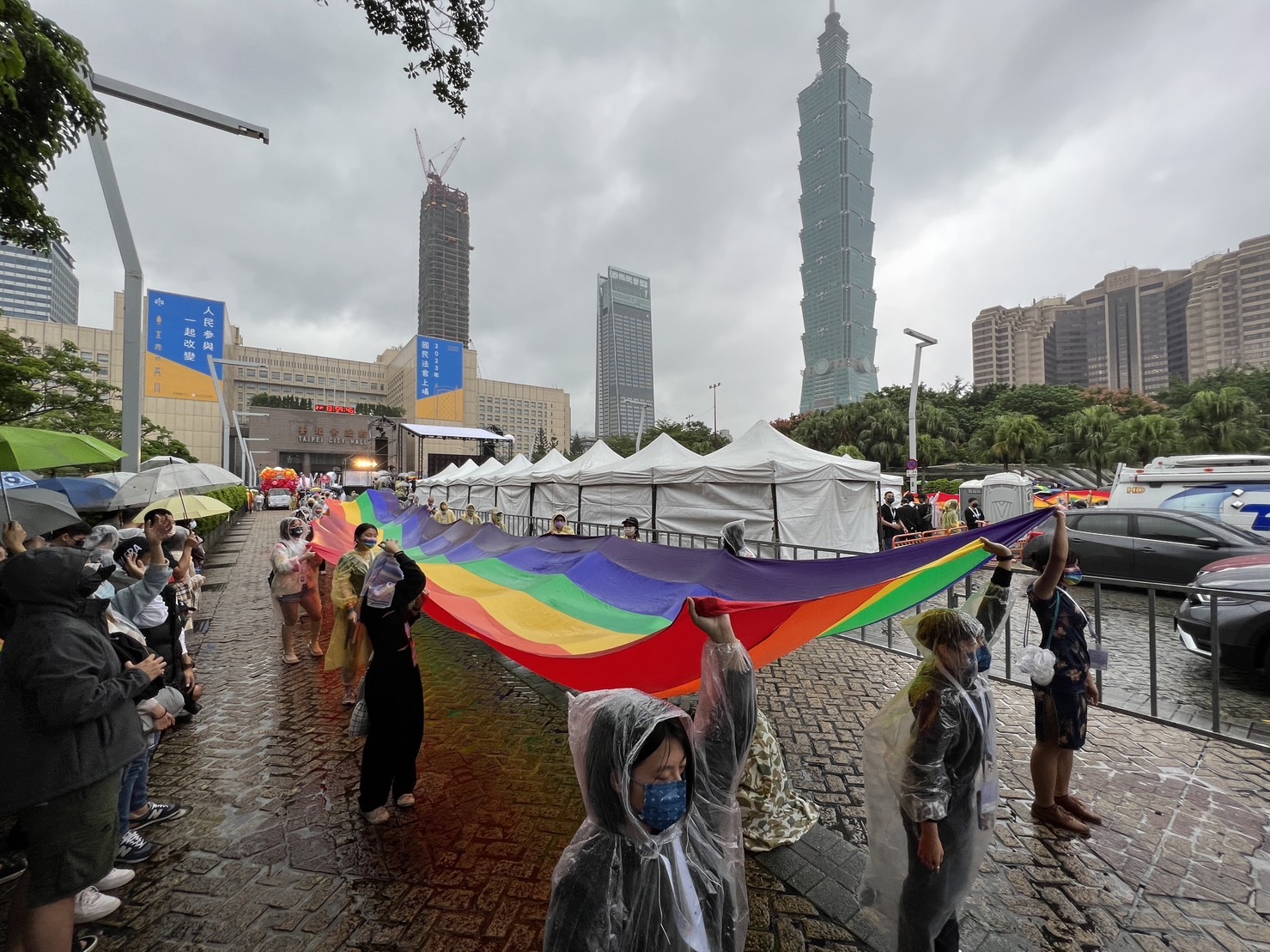 第20屆台灣同志遊行今天登場,路線從台北市政府前廣場出發,兵分南北兩路繞行。