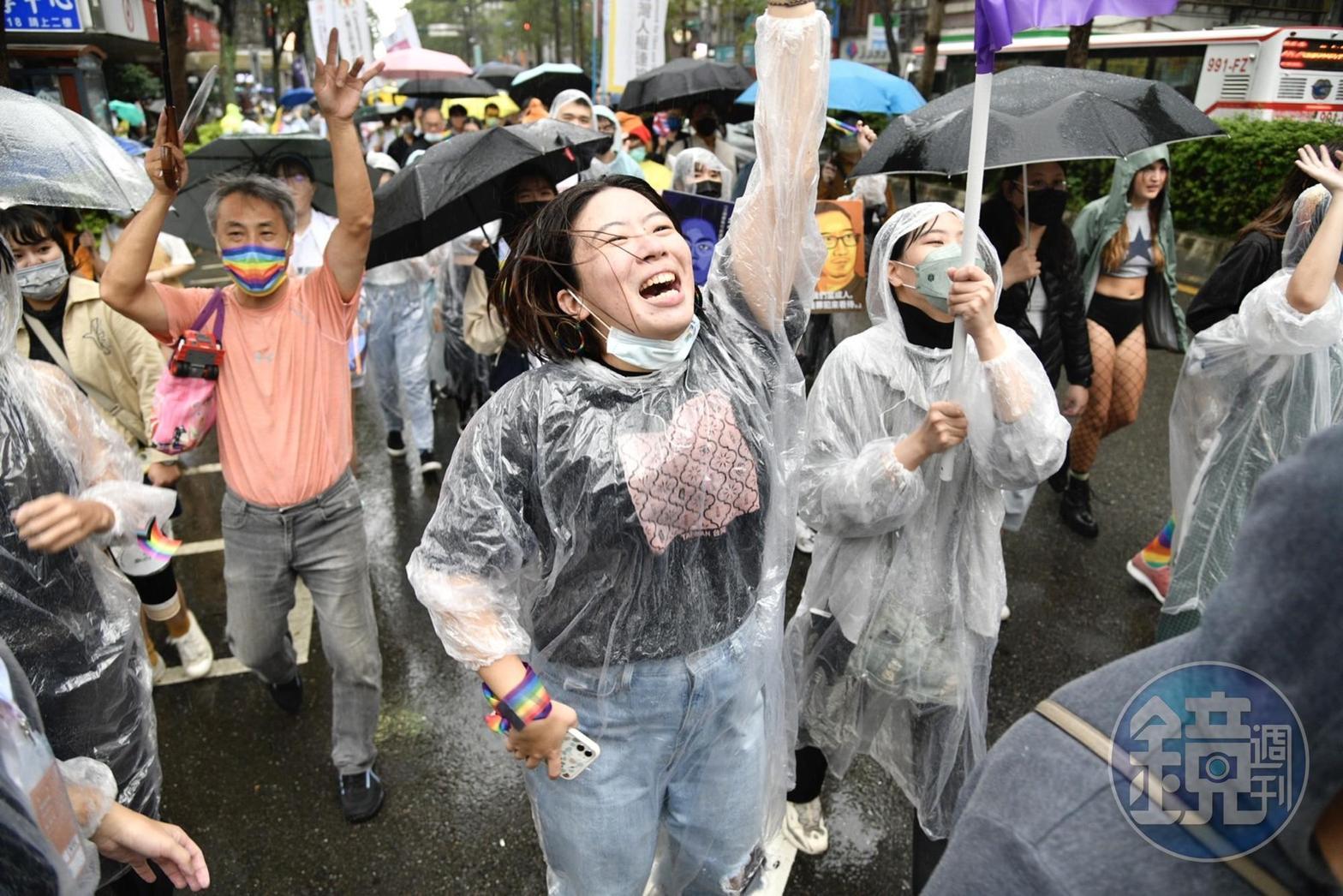 第20屆台灣同志遊行今天登場,路線從台北市政府前廣場出發,兵分南北兩路繞行。