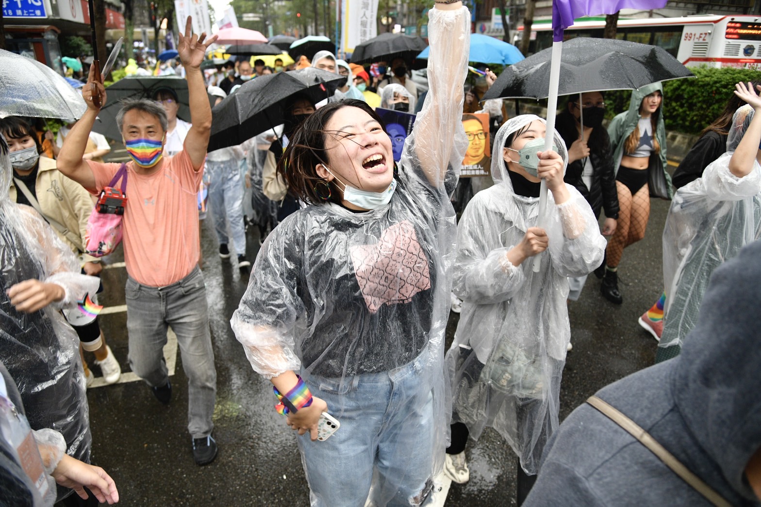 第20屆台灣同志遊行今天登場,路線從台北市政府前廣場出發,兵分南北兩路繞行。