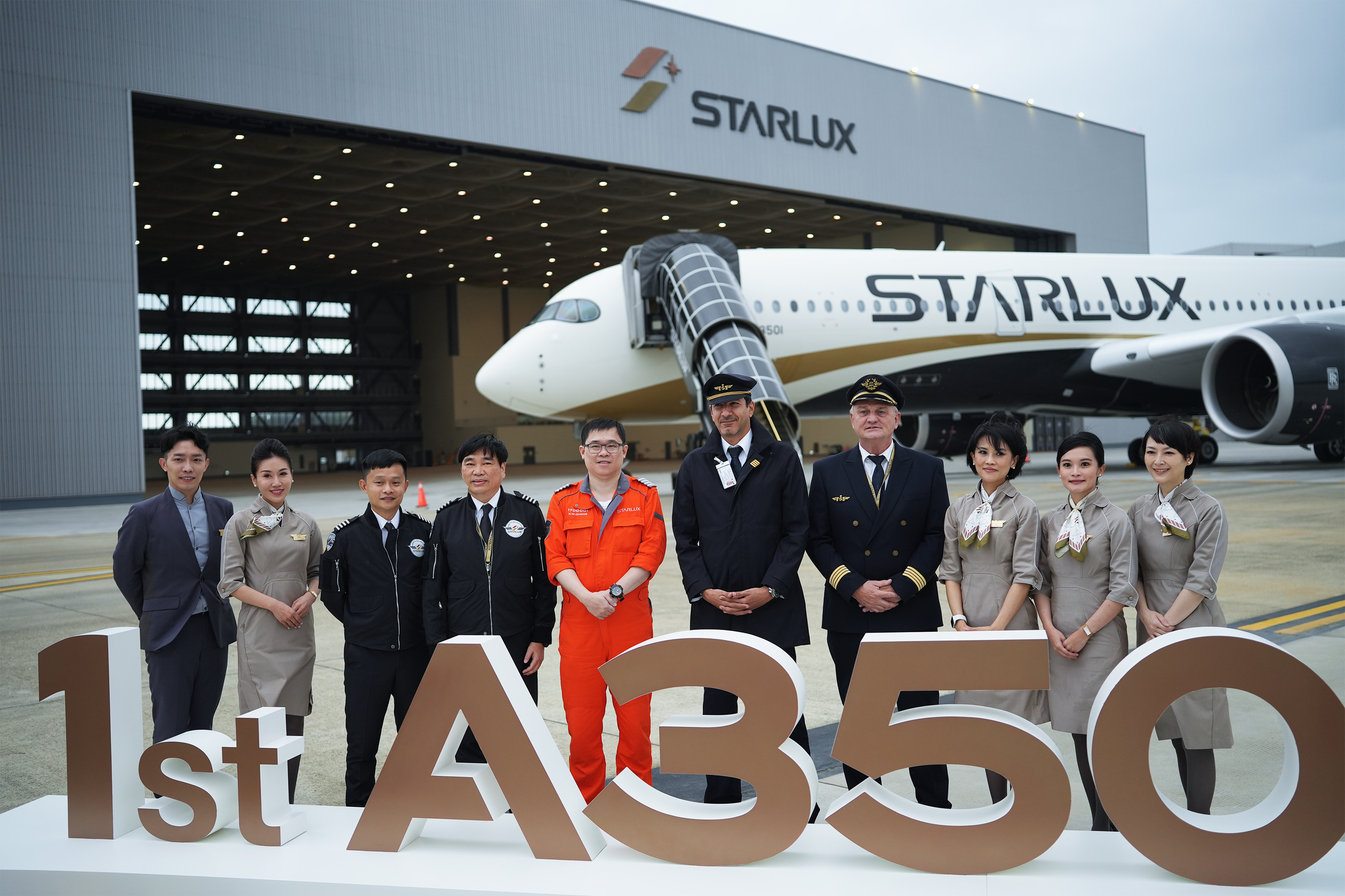 星宇航空首架A350-900今日由張國煒親駕回台。（星宇航空提供）