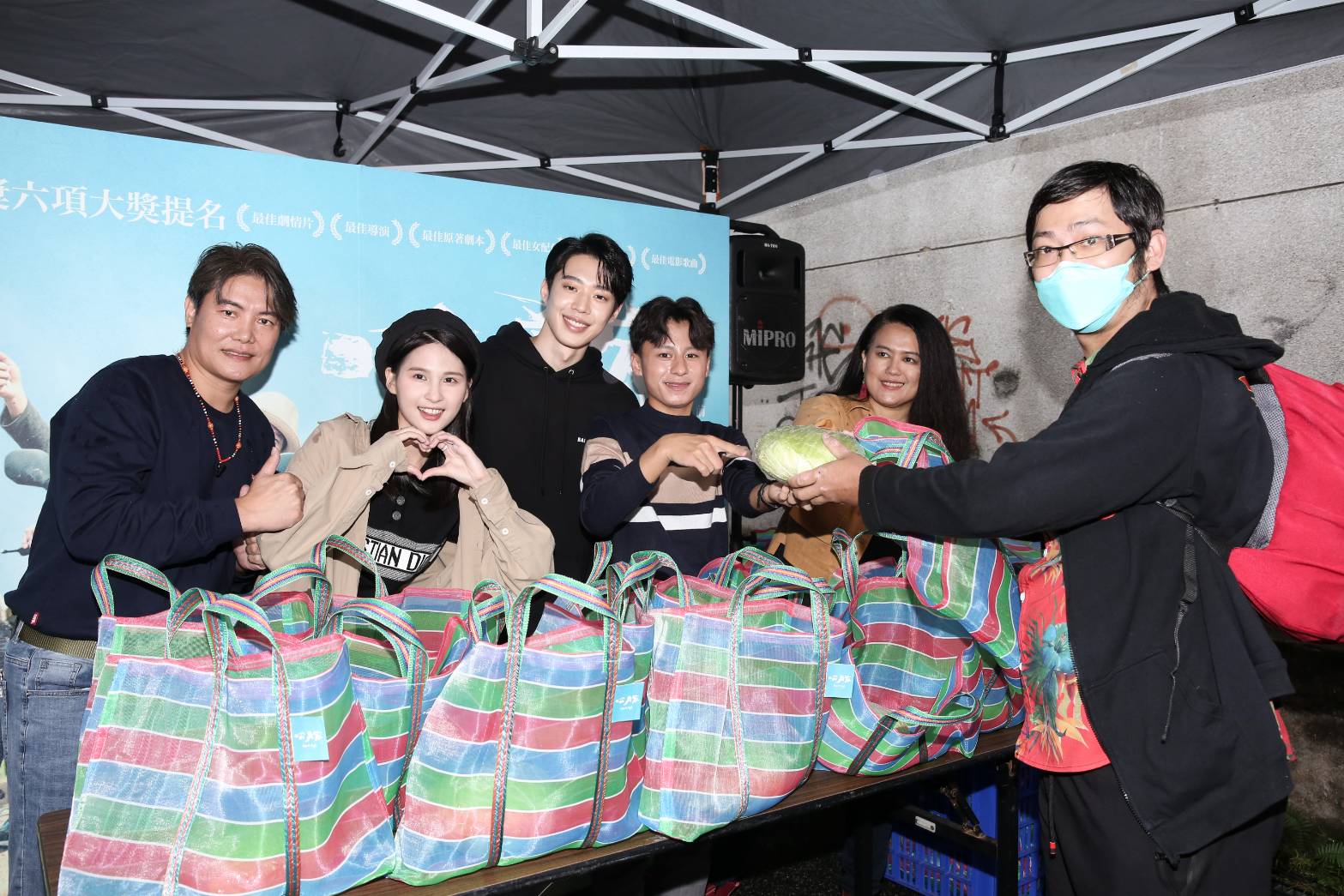 上百顆特別從宜蘭南山部落載來的高山高麗菜由主創群分送給粉絲。