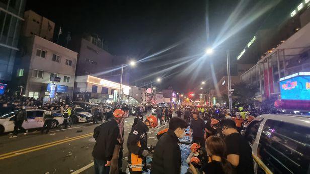 眾多警消趕往現場搶救。(翻自《朝鮮日報》)
