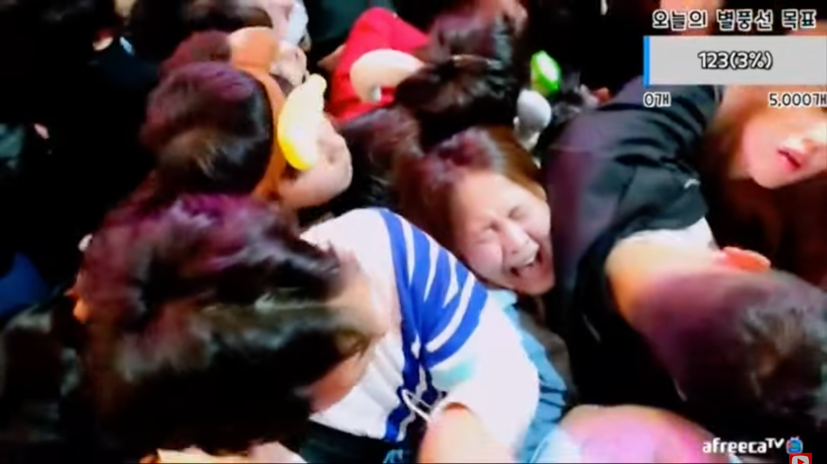 有直播主曝光現場畫面,可見人潮擠得無法動彈,還有一名女性被擠壓到面目猙獰。(翻攝自YouTube)